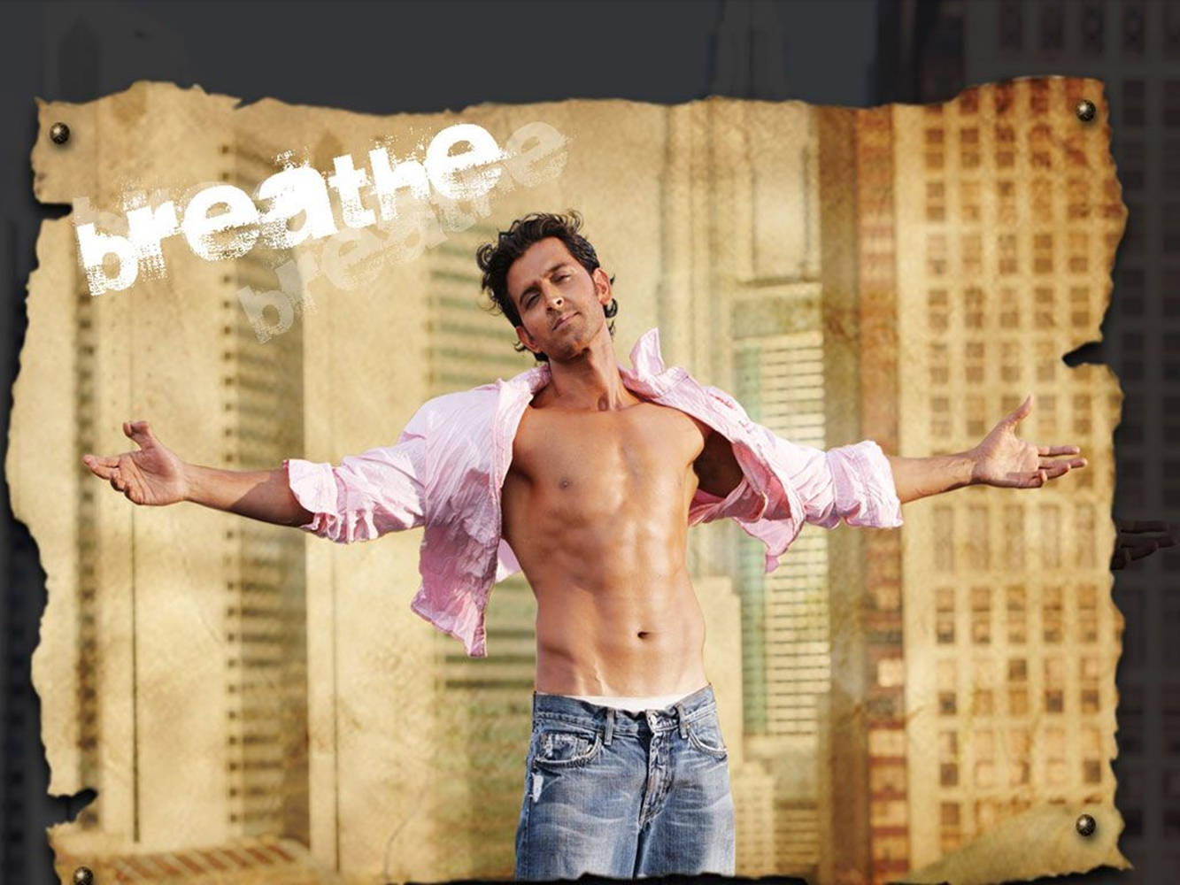 actor 桌布 壁紙 — 一個赤裸上身的男人張開雙臂，自信地站在復古羊皮紙背景前，身後是城市景觀。