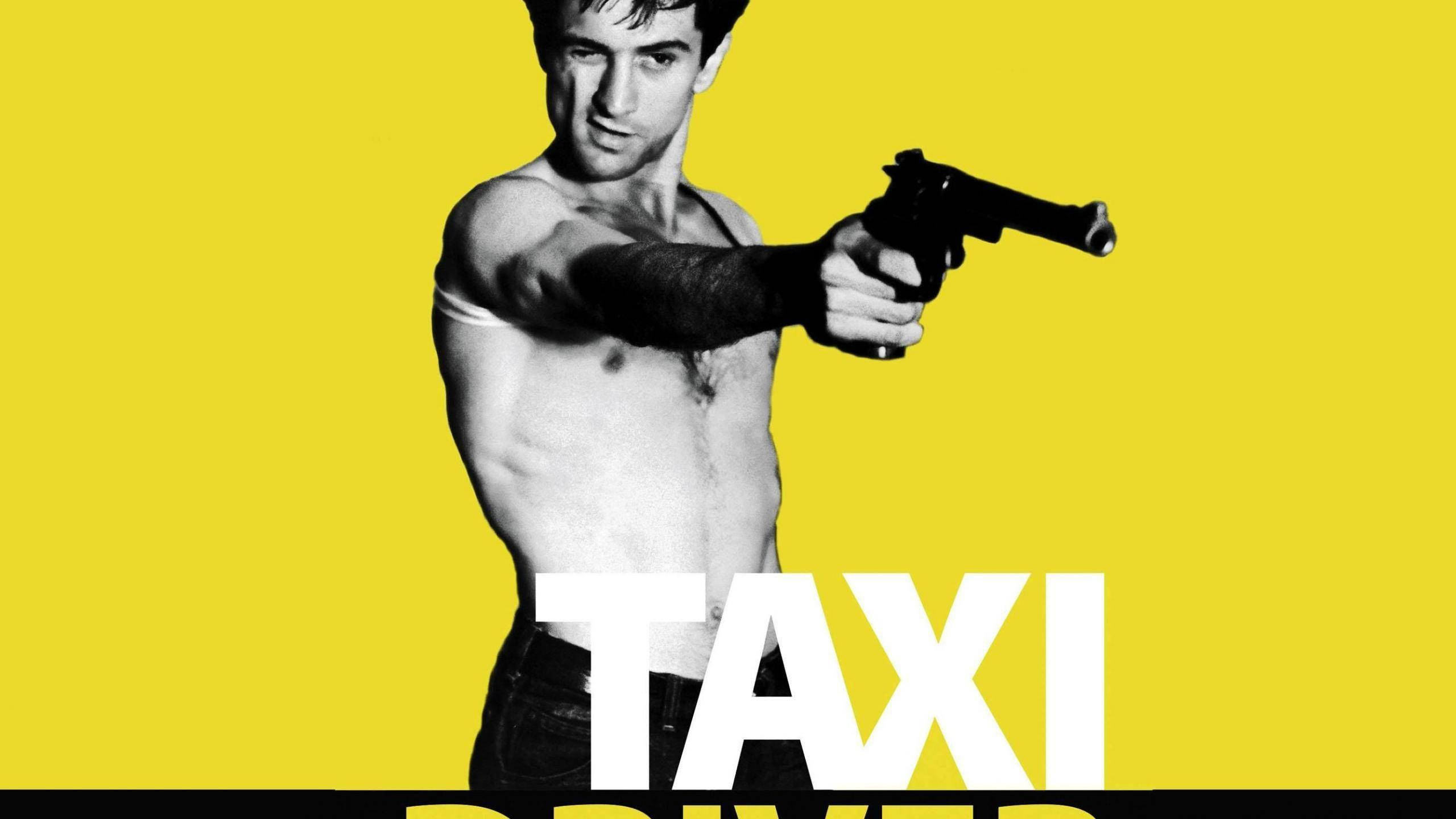 taxi driver 桌布 壁紙 — 一個赤裸上身的黑白男子在鮮黃色背景上瞄準手槍，並帶有「TAXI DRIVER」文字。