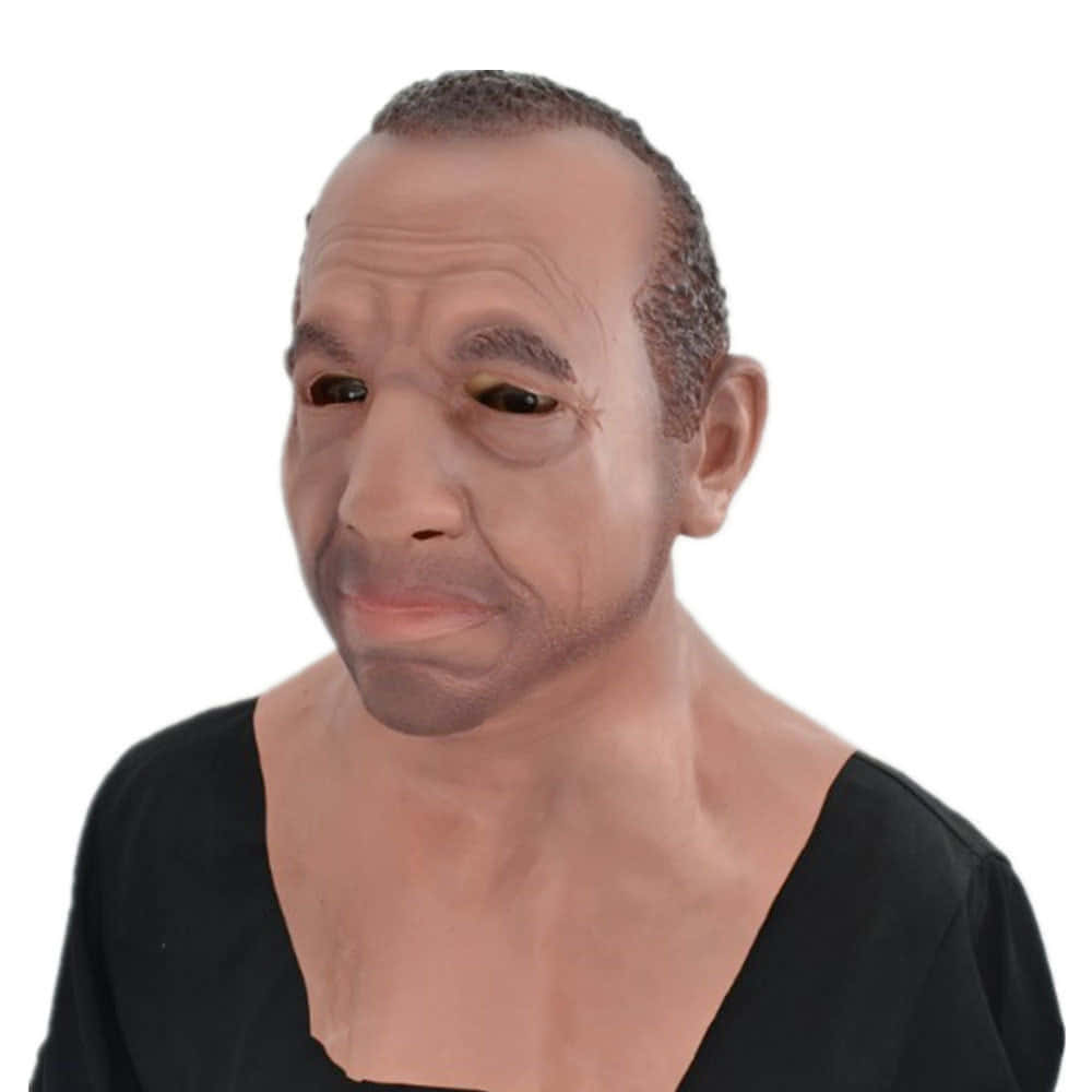 Mask 桌布 壁紙 — 一個超寫實的乳膠面具，呈現一位皮膚皺紋、短灰髮的老年男性，戴在黑色上衣上，背景為白色。