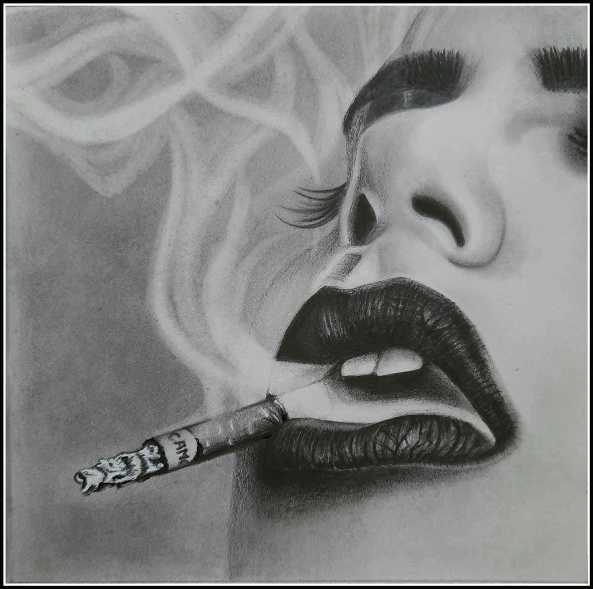 Woman 桌布 壁紙 — 一個超寫實的鉛筆畫，描繪一位女性側面吸煙，煙霧向上繚繞。