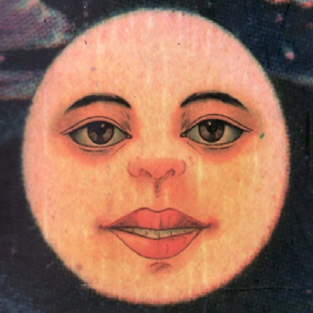 Moon Face 桌布 壁紙 — 一個超現實的人臉插圖，帶有柔和的蜜桃色調，置於深色紋理背景上。