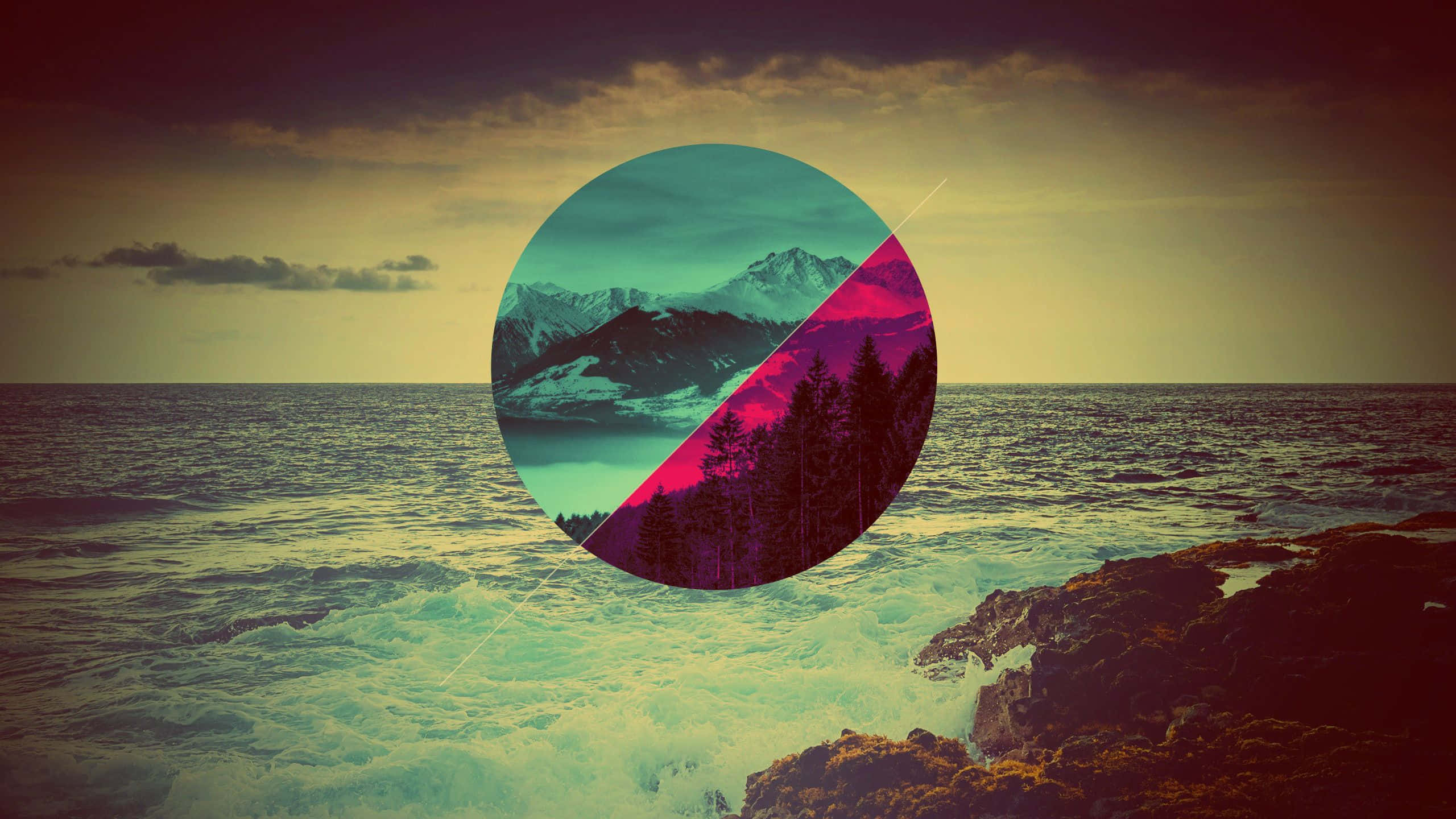 Hipster Desktop 桌布 壁紙 — 一個超現實的圓形傳送門懸掛在暴風雨的海面上，展現出在充滿活力的青綠色和洋紅色調下，雪山和松樹林的裂開景觀。