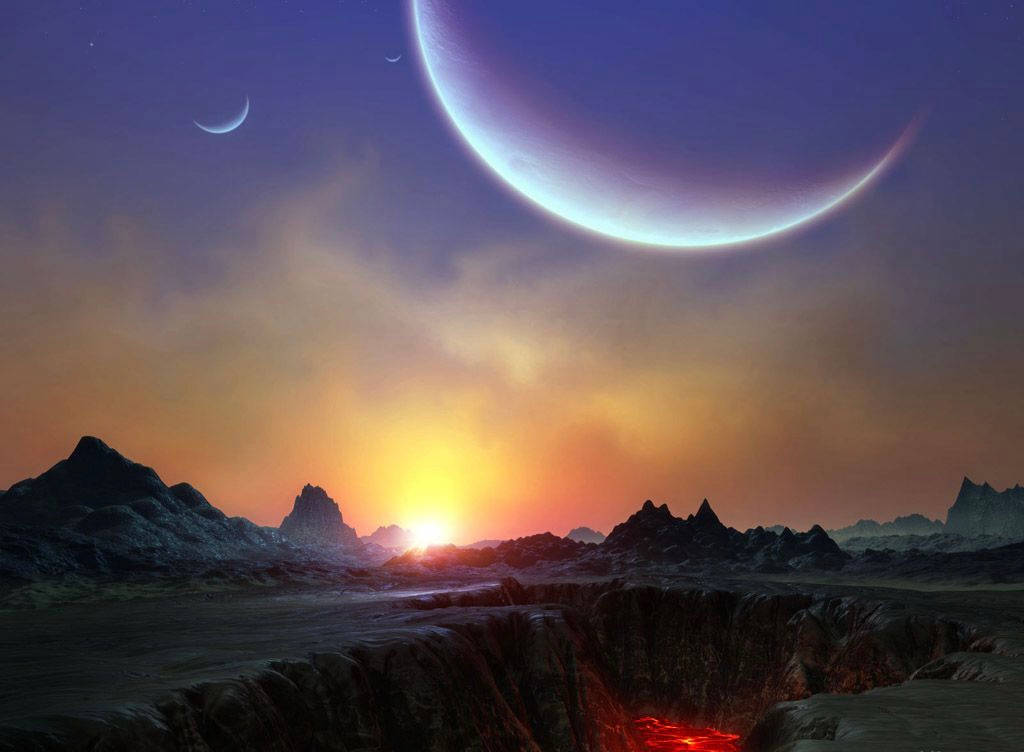 太陽與月亮 桌布 壁紙 — 一個超現實的外星景觀，在日落時分，鋸齒狀的山脈在巨大的新月和兩個較小的月亮下發光，天空暮色蒼茫。