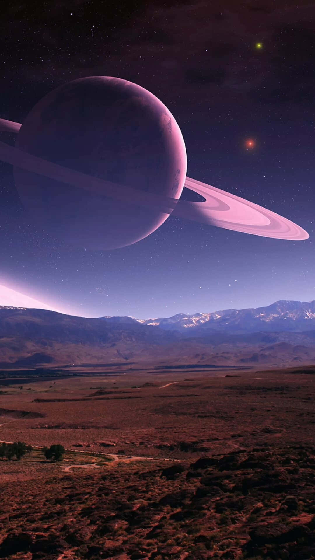 土星 桌布 壁紙 — 一個超現實的外星景觀，在星空下，一個巨大的紫色環狀行星籠罩在積雪的山峰之上。