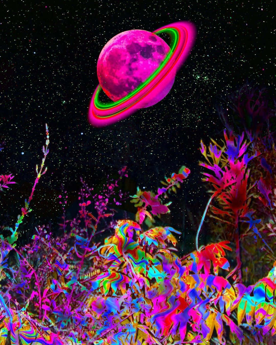 迷幻動圖 桌布 壁紙 — 一個超現實的宇宙場景，發光的粉紅色行星和霓虹環懸浮在充滿活力的外星森林之上，背景是繁星點點的夜空。
