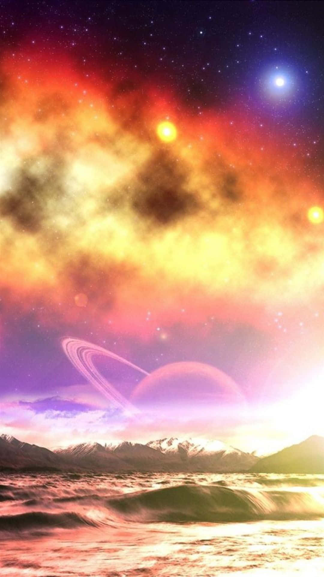 安卓 桌布 壁紙 — 一個超現實的宇宙場景，白雪覆蓋的山脈在充滿活力的星雲和帶環行星下與發光的外星海洋相遇。