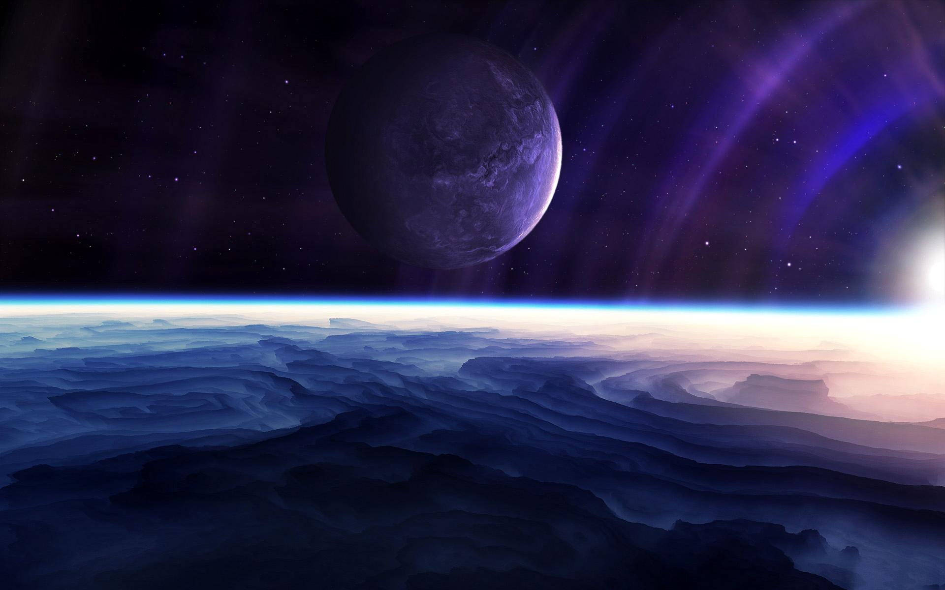 月光 桌布 壁紙 — 一個超現實的宇宙景觀顯示，在繁星點點的天空和發光的極光下，一顆紫色行星懸掛在霧濛濛的藍色外星景觀之上。