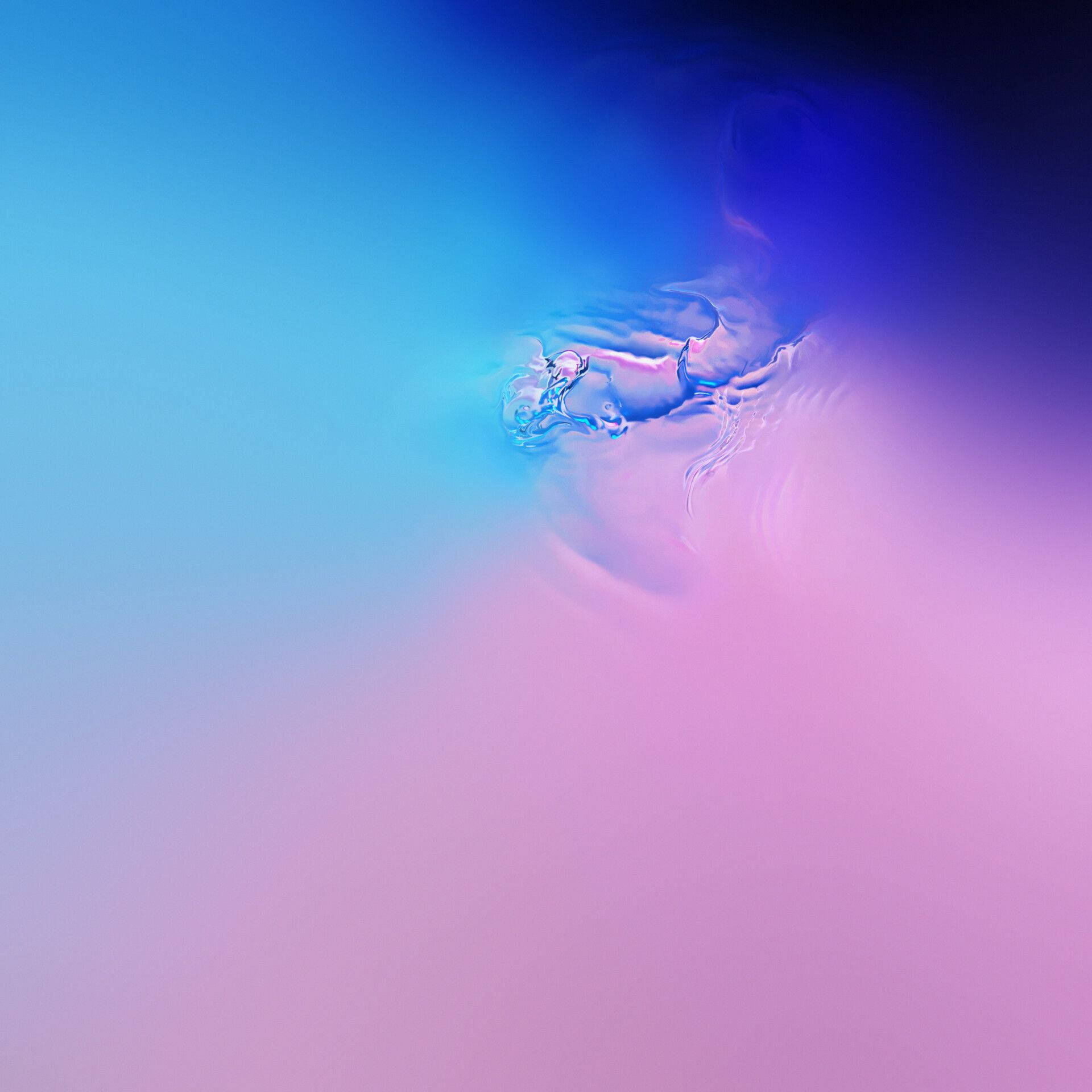 Galaxy S10 桌布 壁紙 — 一個超現實的抽象水花，水滴折射光線，背景由藍色漸變到粉紅色。