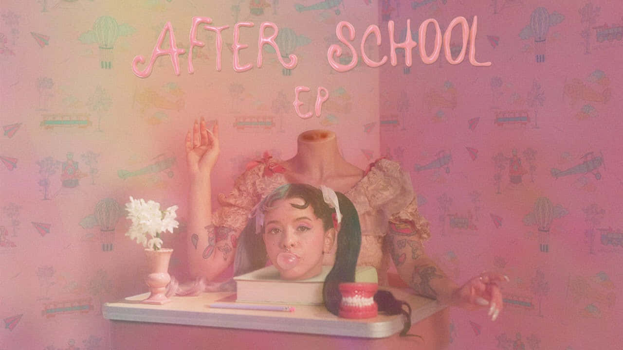 Melanie Martinez Aesthetic 桌布 壁紙 — 一個超現實的粉紅色場景，女孩的頭從書桌上的書中冒出，旁邊是一個穿著荷葉邊裙的人體模型。
