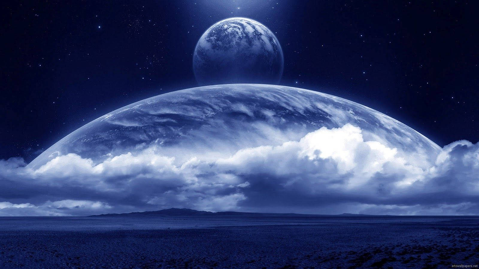 月光 桌布 壁紙 — 一個超現實的藍色星球漂浮在雲層之上，星空下還有第二個類似地球的月亮。
