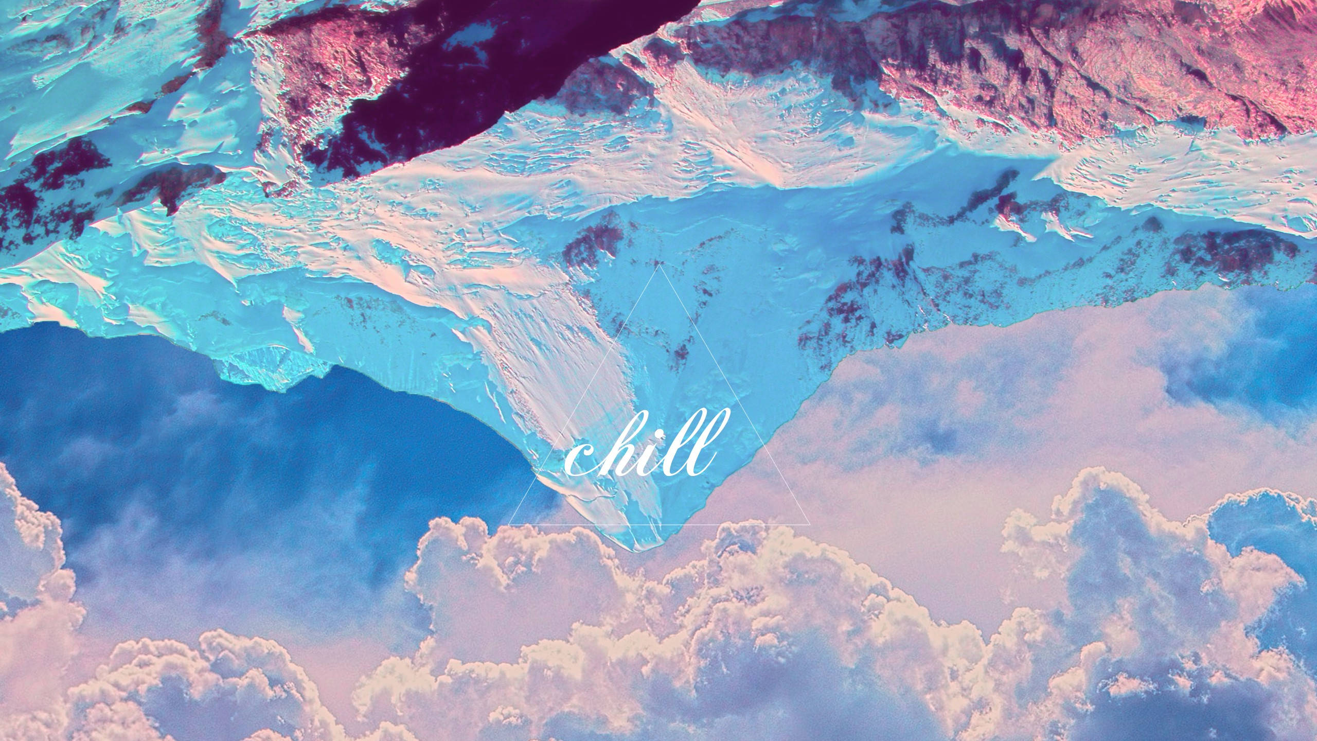 Chill 桌布 壁紙 — 一個超現實的鳥瞰圖，白雪覆蓋的山脈和雲朵沐浴在粉藍和粉紅的色調中，並疊加了chill這個詞。