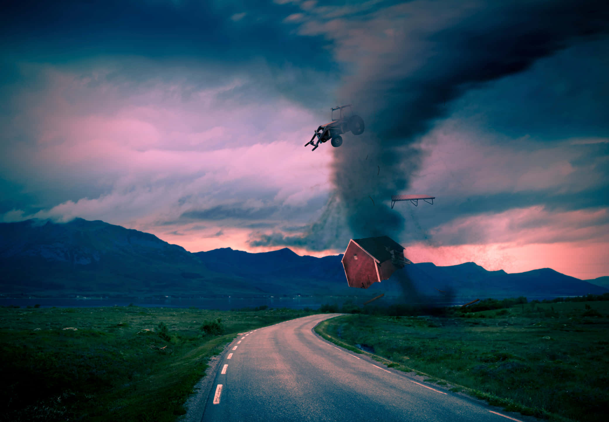 Natural Disaster 桌布 壁紙 — 一個超現實的黃昏場景，穀倉和拖拉機在蜿蜒的鄉村道路上被龍捲風猛烈地從地面撕裂。