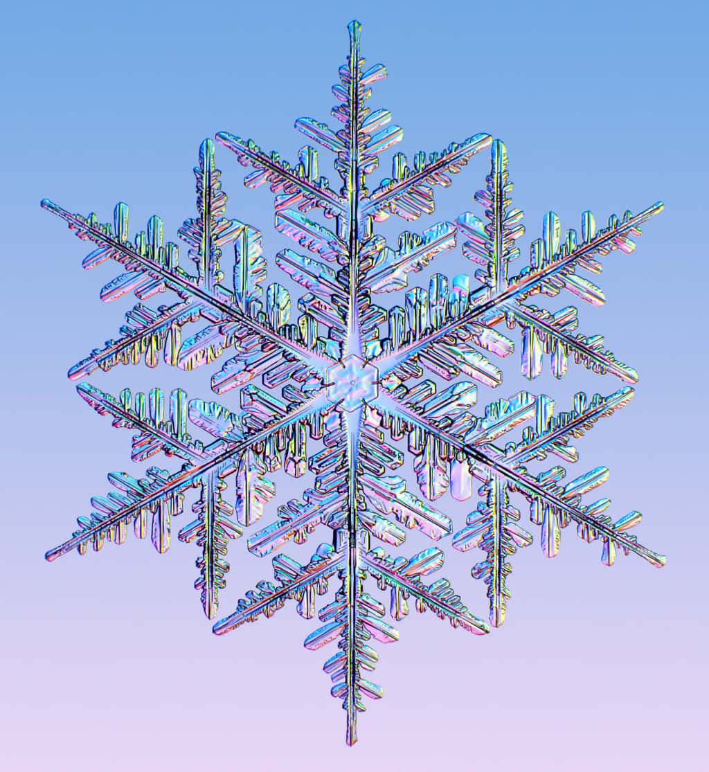 雪花 桌布 壁紙 — 一個超精細、虹彩色的雪花，帶有水晶般的手臂，在柔和的藍色到薰衣草漸變的天空中發光。
