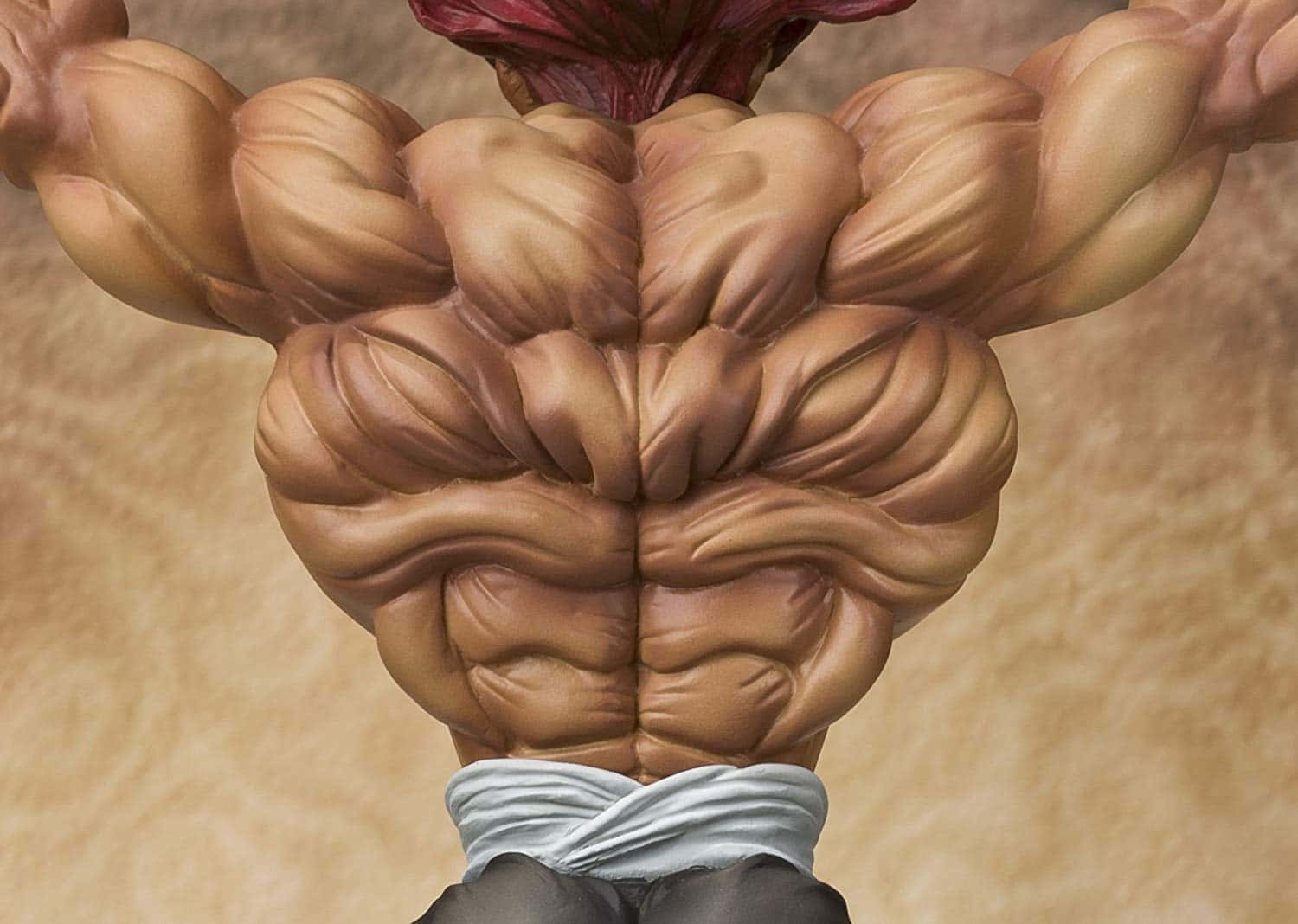 動漫男孩 桌布 壁紙 — 一個超精細的動漫人偶在溫暖燈光下展示出肌肉發達的背部，背闊肌和斜方肌線條分明。