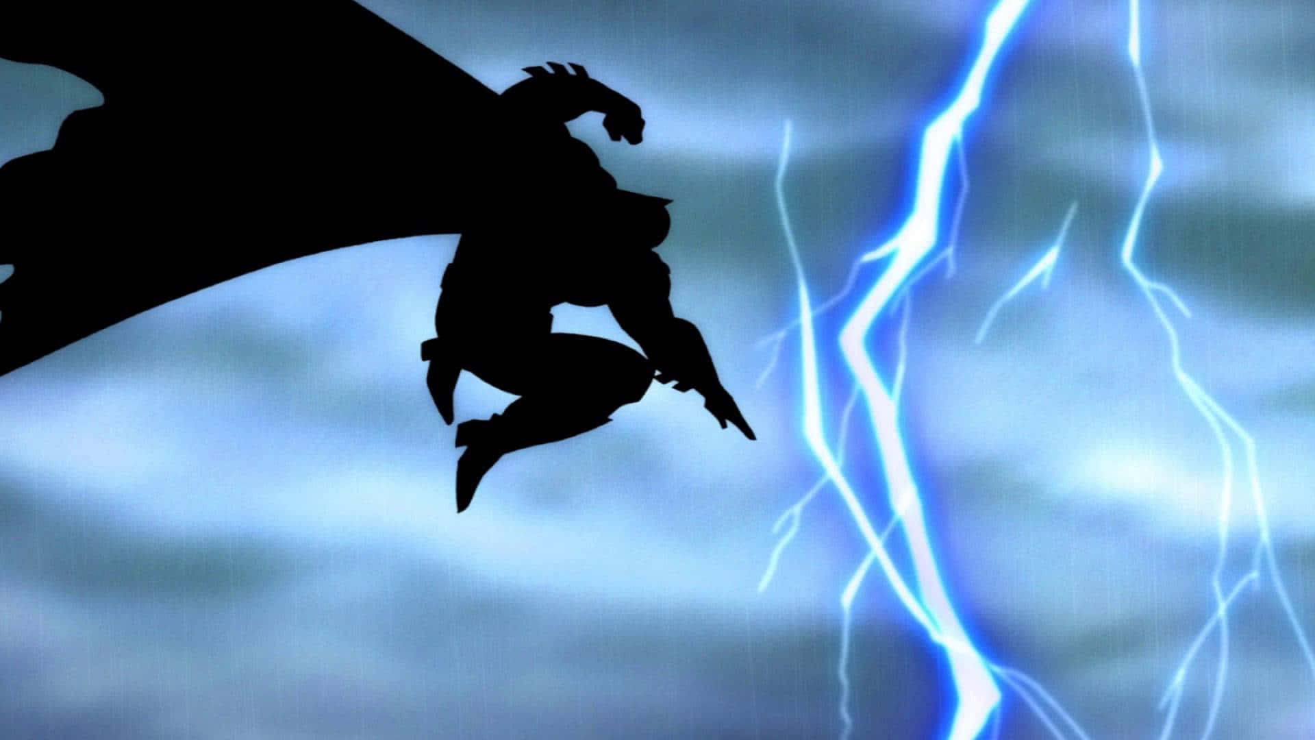 Batman The Dark Knight Returns 桌布 壁紙 — 一個超級英雄剪影在暴風雨中翱翔，生動的藍色閃電在他旁邊戲劇性地分叉。