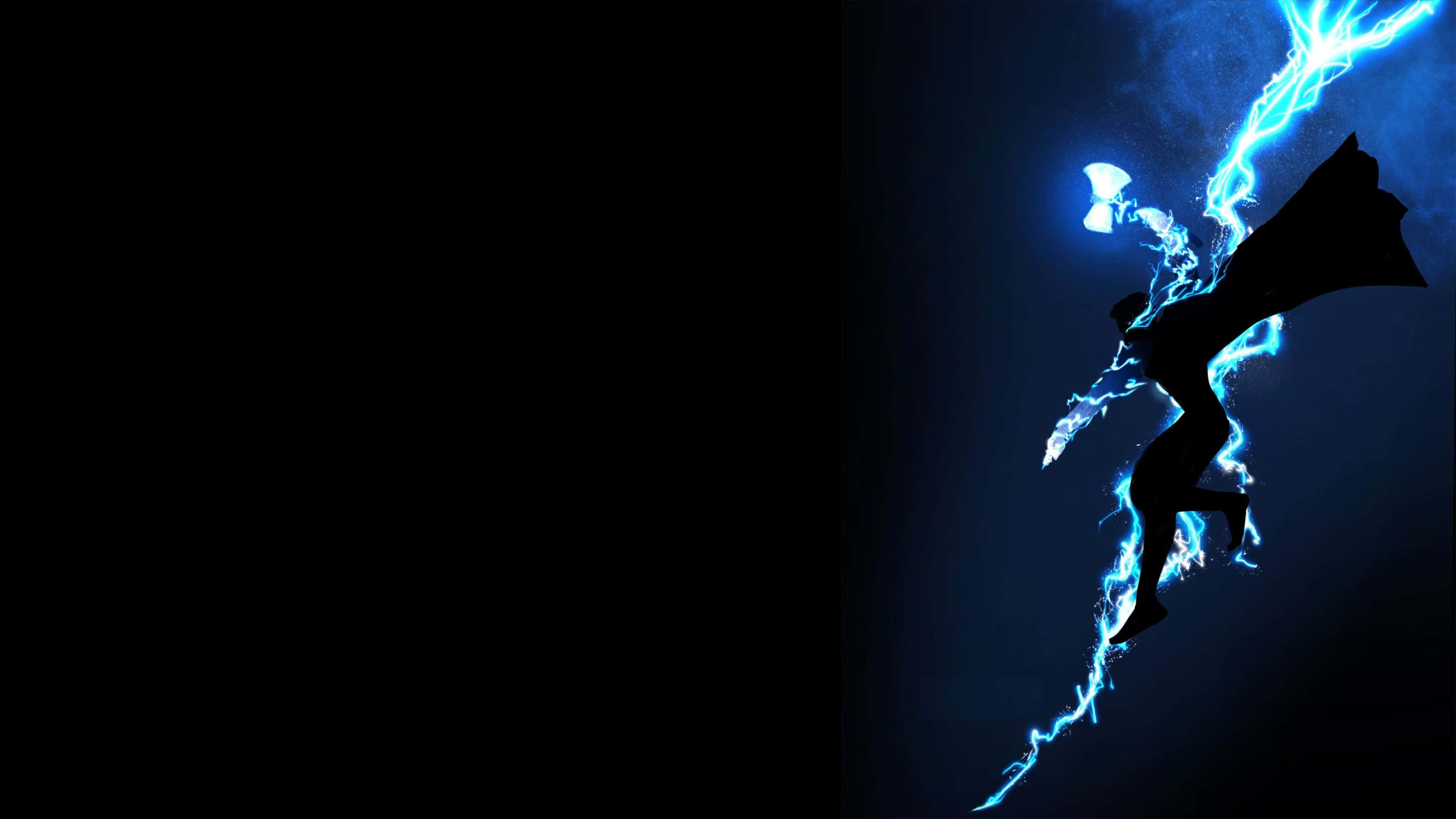 God Of Thunder 桌布 壁紙 — 一個超級英雄剪影在黑暗的天空中跳躍，劈啪作響的藍色閃電在深藍色的虛空中勾勒出他的身形。