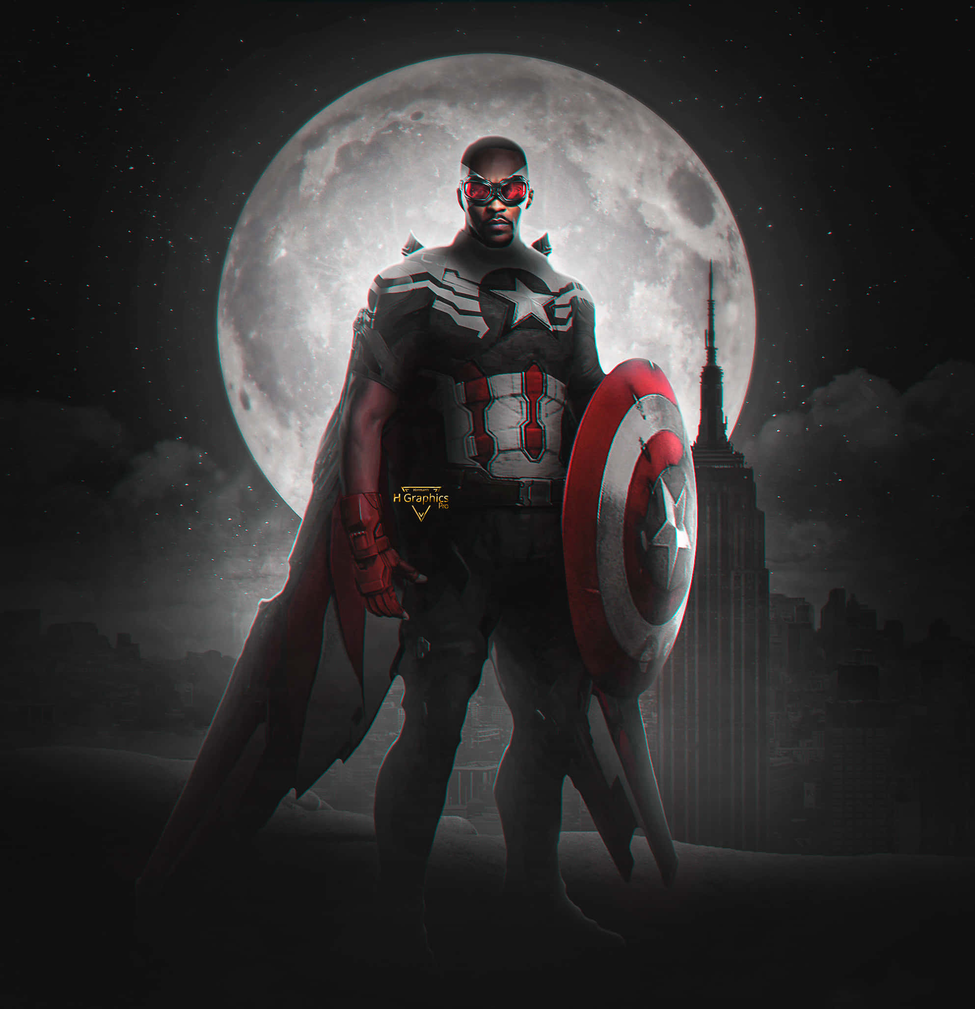 Marvel Falcon Logo 桌布 壁紙 — 一個超級英雄在巨型月亮下英勇地站著，手持盾牌，背後是城市天際線。