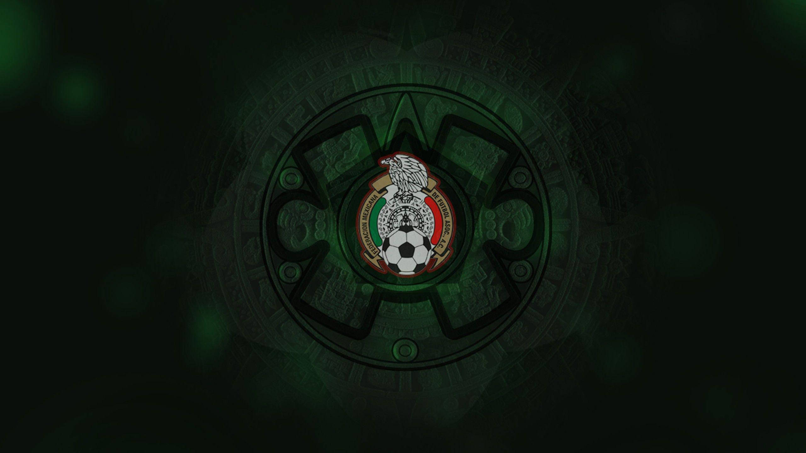 Mexican 桌布 壁紙 — 一個足球位於墨西哥國徽中央，在黑暗的古老石環背景下發出綠色光芒。