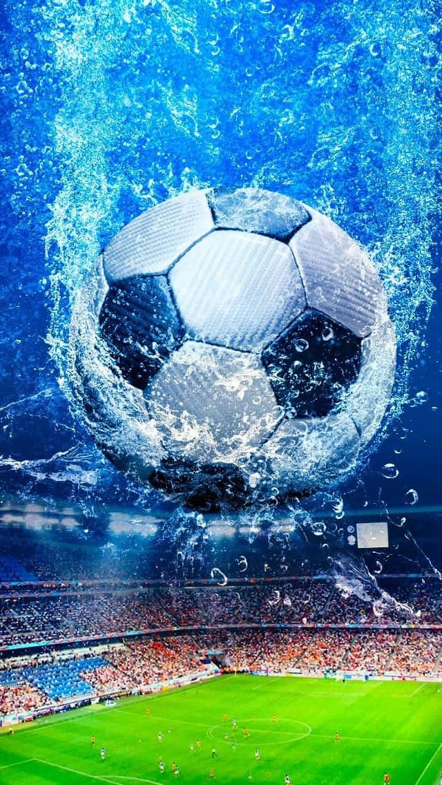 sport 桌布 壁紙 — 一個足球在充滿活力的藍色水花中飛過一個擠滿觀眾、有綠色球場的體育場。