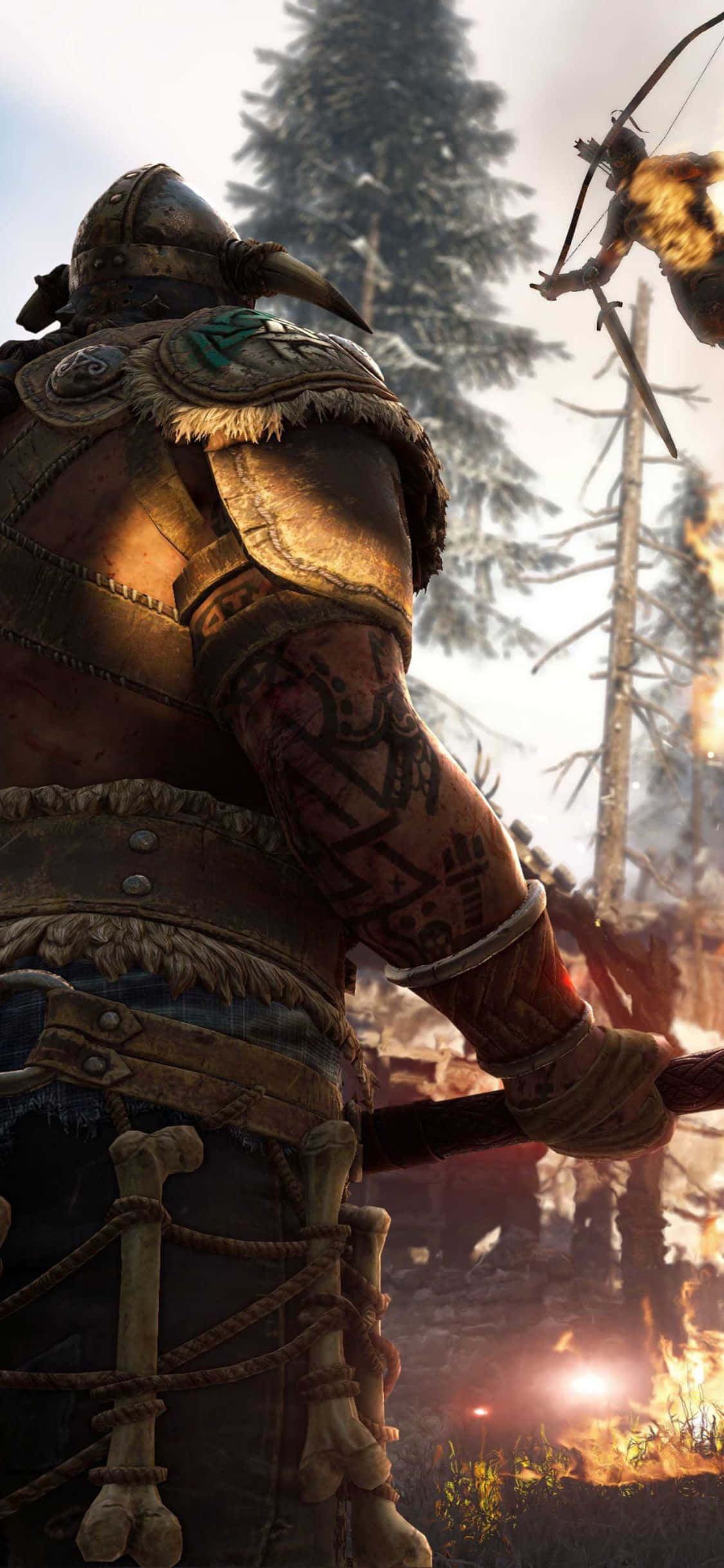 iPhone Xs For Honor 桌布 壁紙 — 一個身上有部落紋身、身穿重甲的戰士站在雪地森林中，一支燃燒的箭正朝他飛來。
