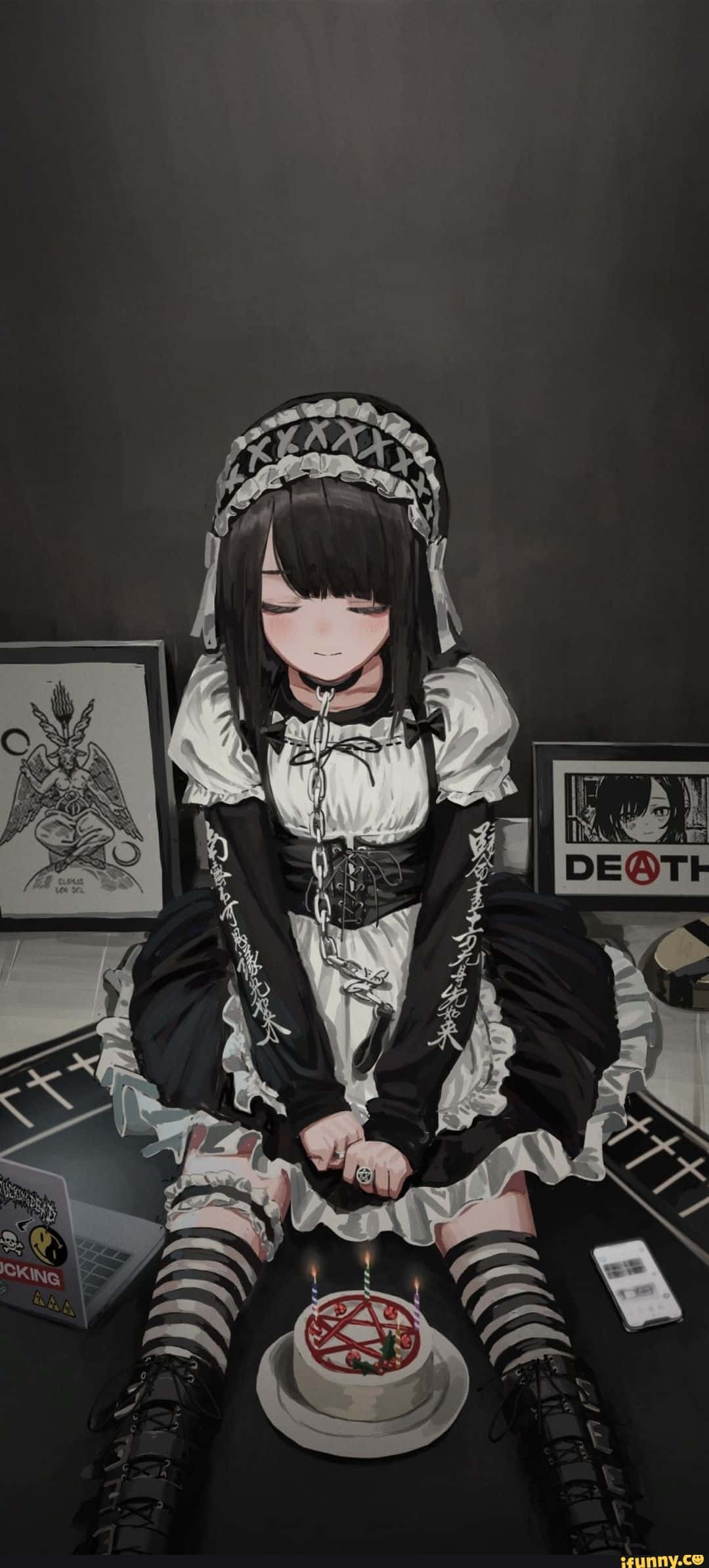Dark Gothic 桌布 壁紙 — 一個身穿女僕裝的暗黑哥德式動漫女孩坐在黑色地板上，面前是一個插有五星芒蠟燭的蛋糕。