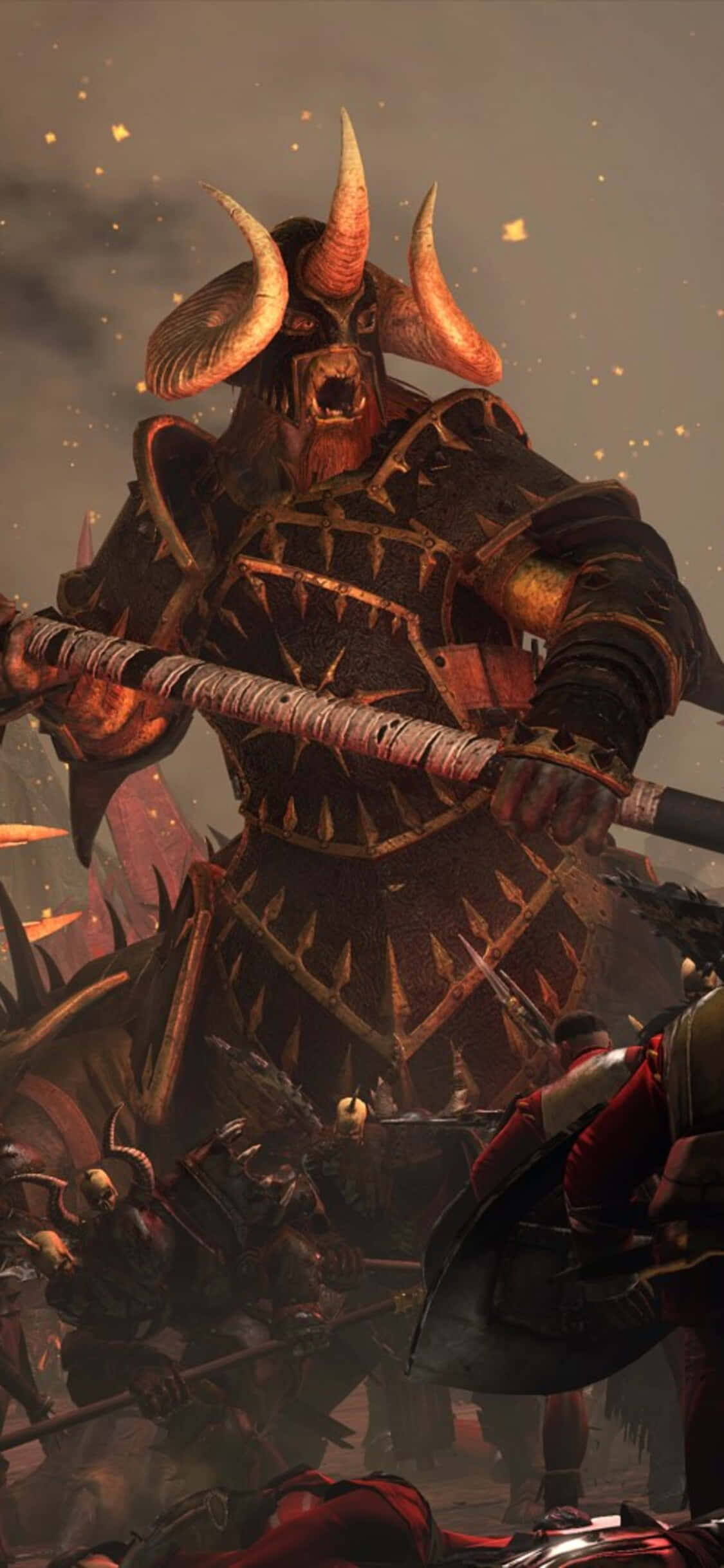 iPhone X Total War Warhammer 桌布 壁紙 — 一個身穿尖刺盔甲、高聳的角惡魔，在混亂的戰場上揮舞著巨大的棍棒，周圍是倒下的戰士。
