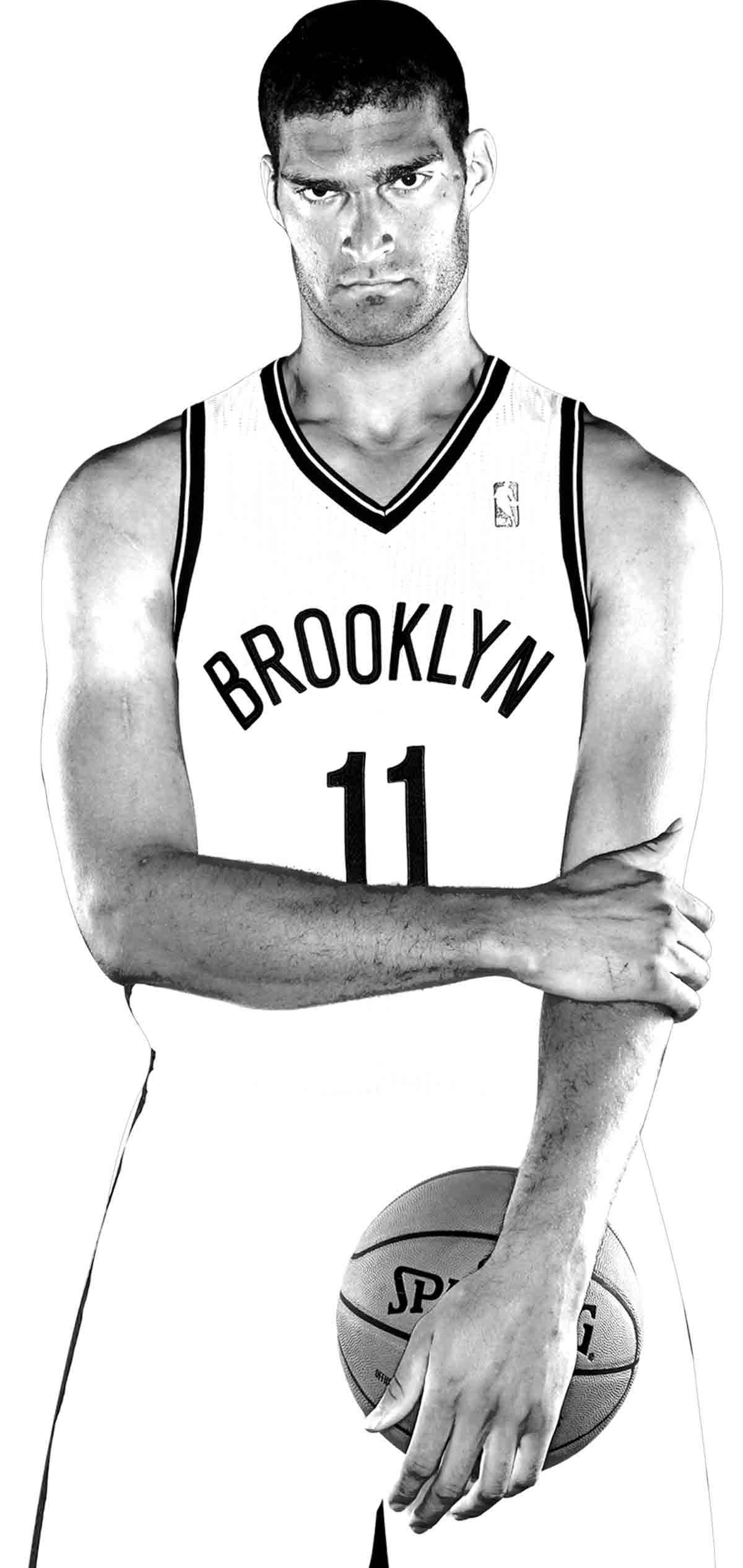 Brook 桌布 壁紙 — 一個身穿布魯克林球衣的籃球運動員交叉雙臂抱著球的黑白肖像。
