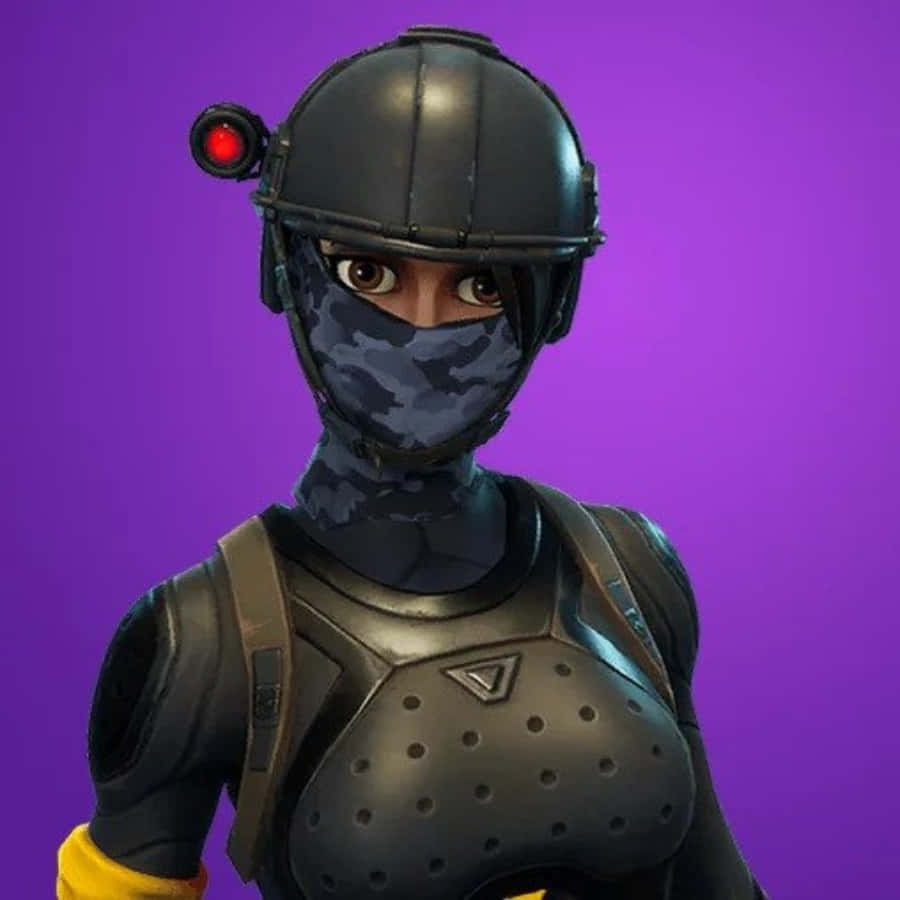 Fortnite Skins Battle Royale 桌布 壁紙 — 一個身穿戰術裝備、頭盔上帶有紅色攝影機的Fortnite角色，背景為紫色。
