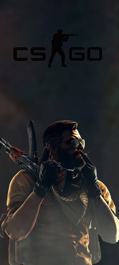 cs go iPhone 桌布 壁紙 — 一個身穿戰術裝備的CS GO角色在黑暗煙霧背景中持步槍，上方有遊戲標誌。