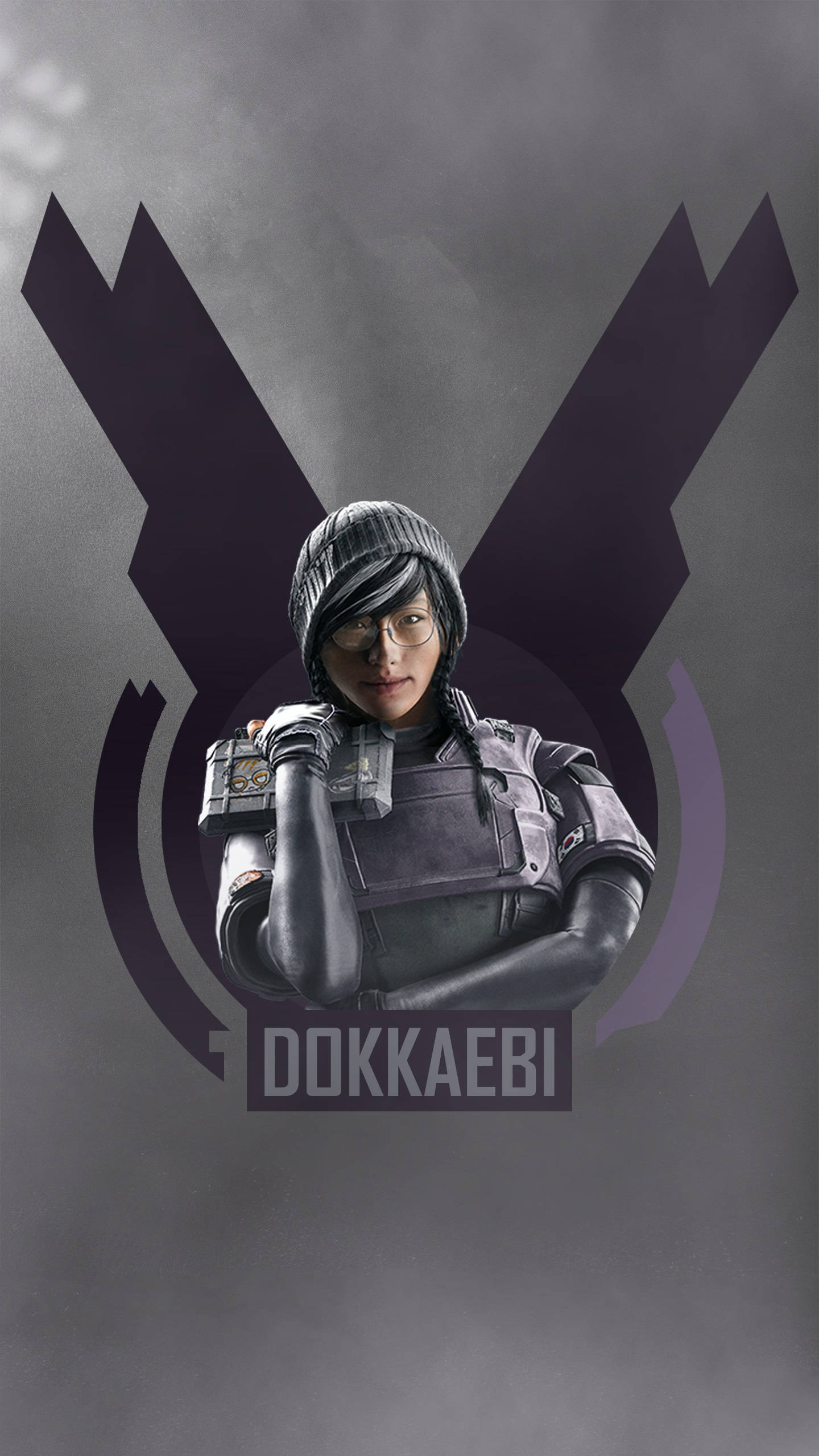 dokkaebi rainbow six siege 桌布 壁紙 — 一個身穿戰術裝備的女性角色自信地站在煙霧灰色背景前，身後有一個風格化的紫色標誌。