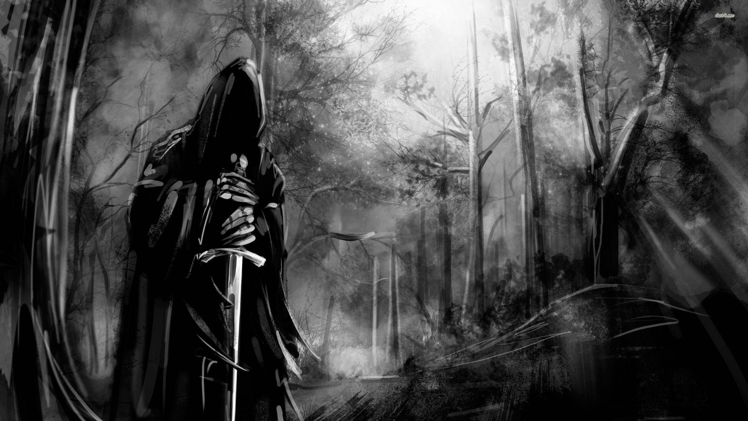 死亡 桌布 壁紙 — 一個身穿斗篷、戴著兜帽的身影，在迷霧籠罩、樹木如骷髏、光線詭異的單色森林中緊握著一把劍。