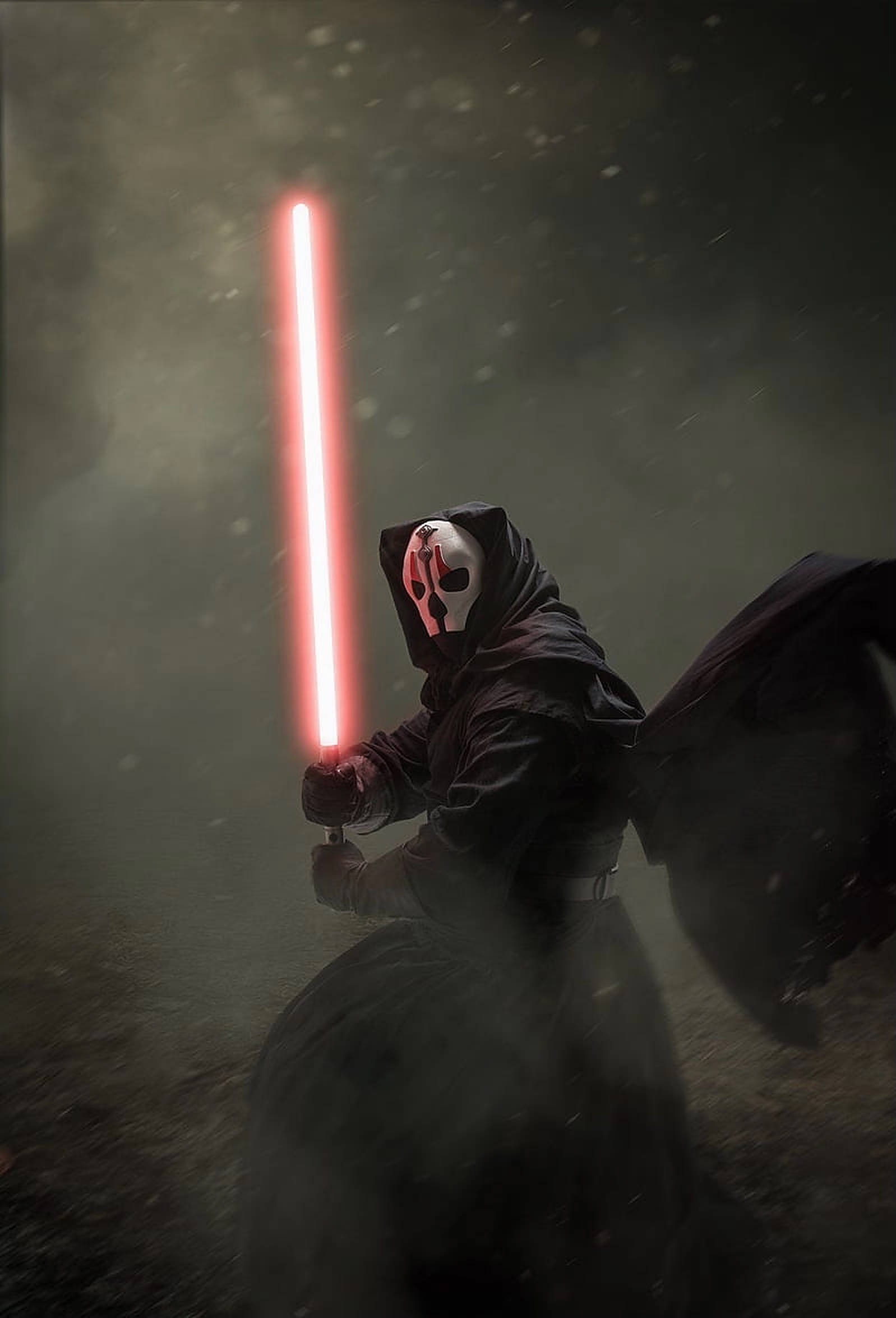 Darth Nihilus 桌布 壁紙 — 一個身穿斗篷、戴著白色面具的人物在迷霧黑暗的環境中揮舞著發光的紅色光劍。
