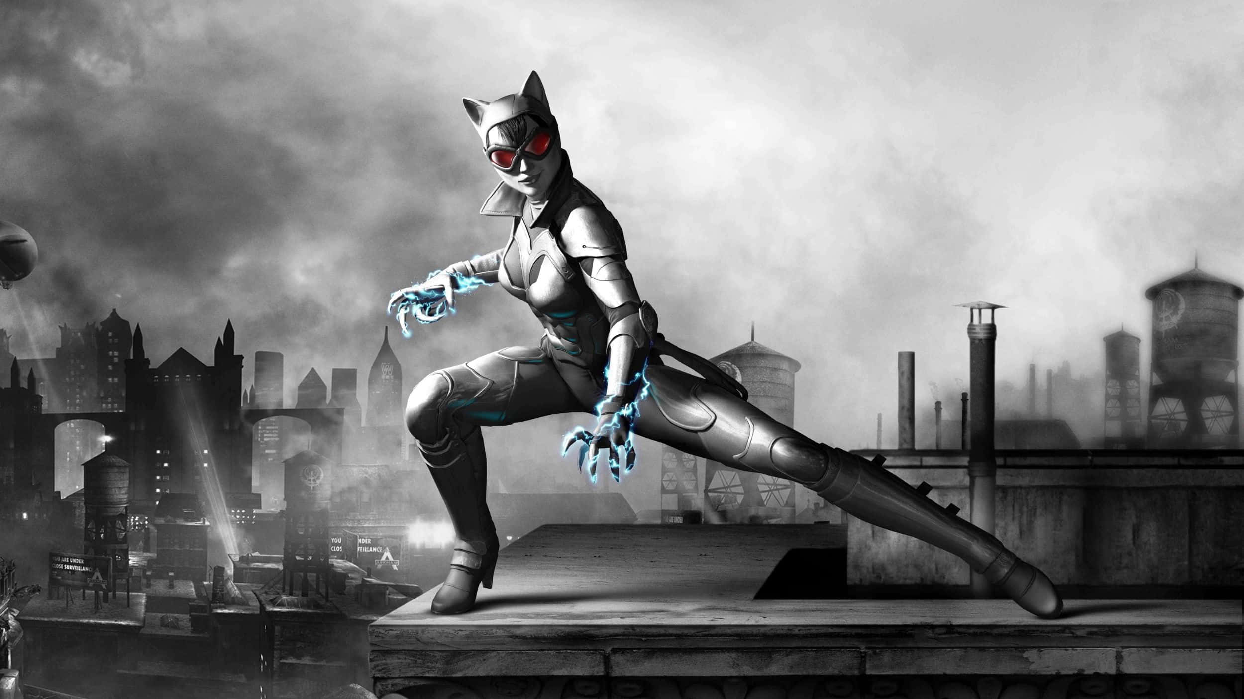 Batman Arkham Origins 桌布 壁紙 — 一個身穿時尚裝甲、擁有發光藍色爪子的貓女，在暴風雨天空下的單色城市天際線背景中，蹲伏在屋頂上。