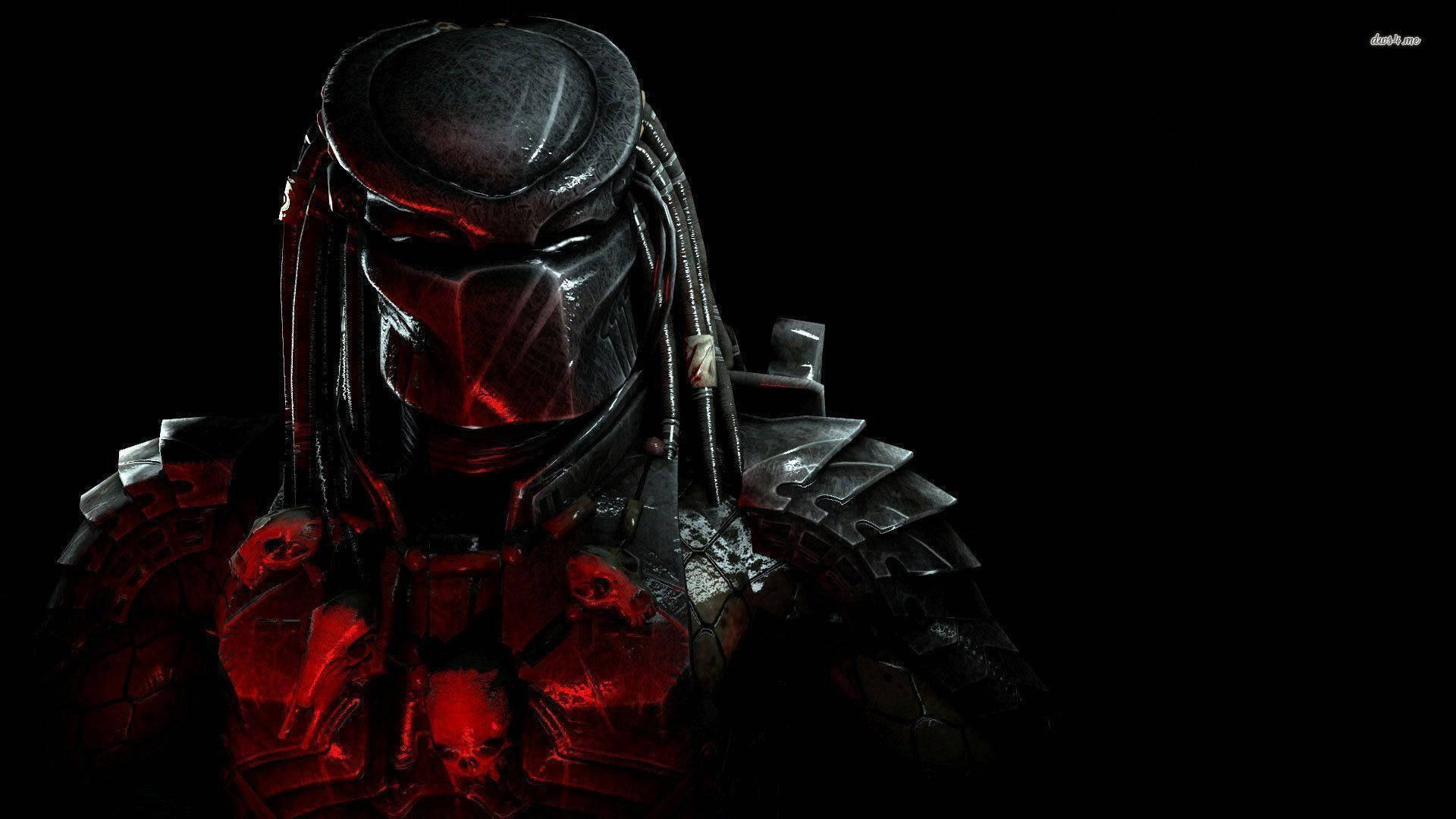 Predator 桌布 壁紙 — 一個身穿暗色盔甲、帶有發光紅色點綴的威脅性掠食者戰士，在黑色背景下凝視著。