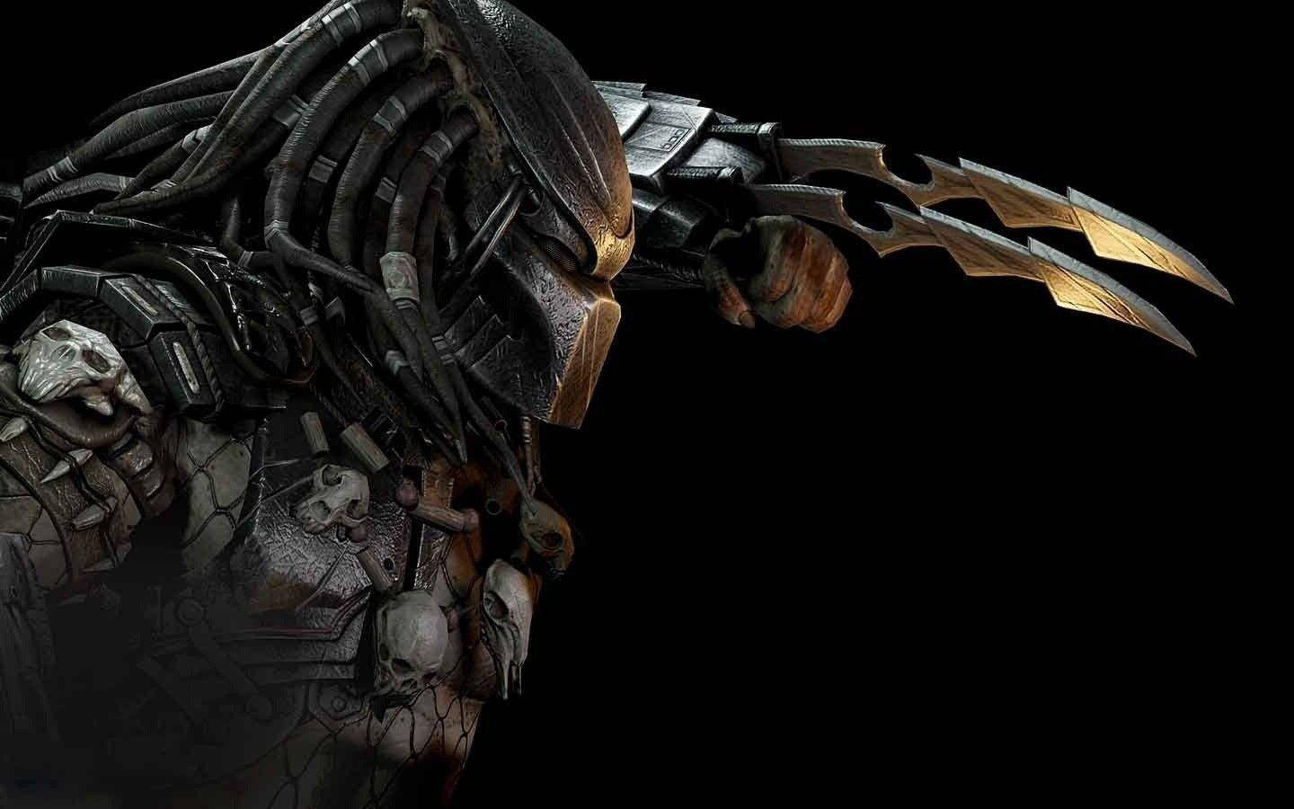 Predator 桌布 壁紙 — 一個身穿暗色盔甲、帶有骷髏和等離子刀片的威脅性掠食者戰士在黑色虛空中發光。