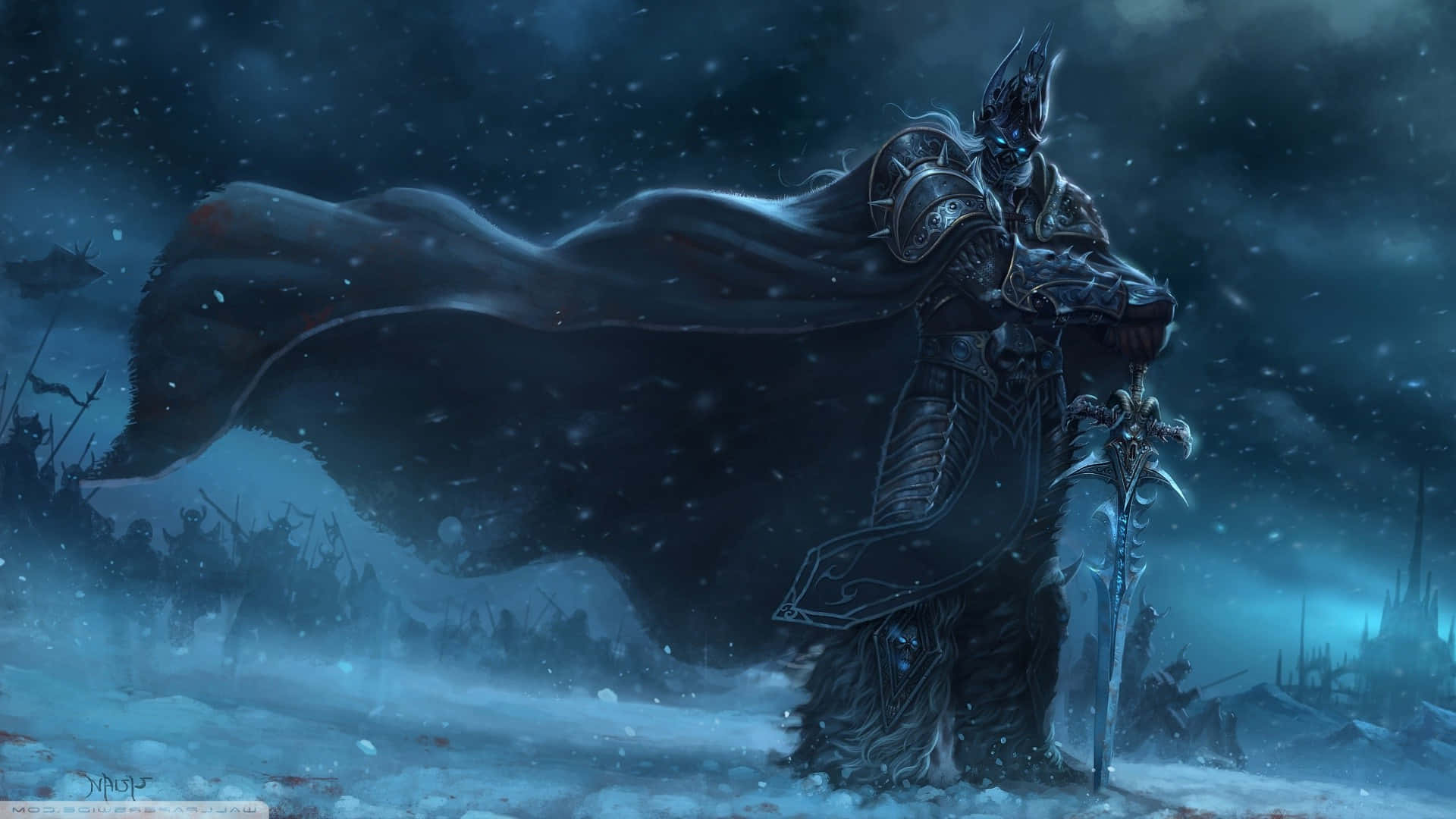 World Of Warcraft 1920x1080 桌布 壁紙 — 一個身穿暗色盔甲、擁有發光藍色眼睛和飄逸斗篷的人物，站在風雨交加的夜空下、白雪覆蓋的戰場上。