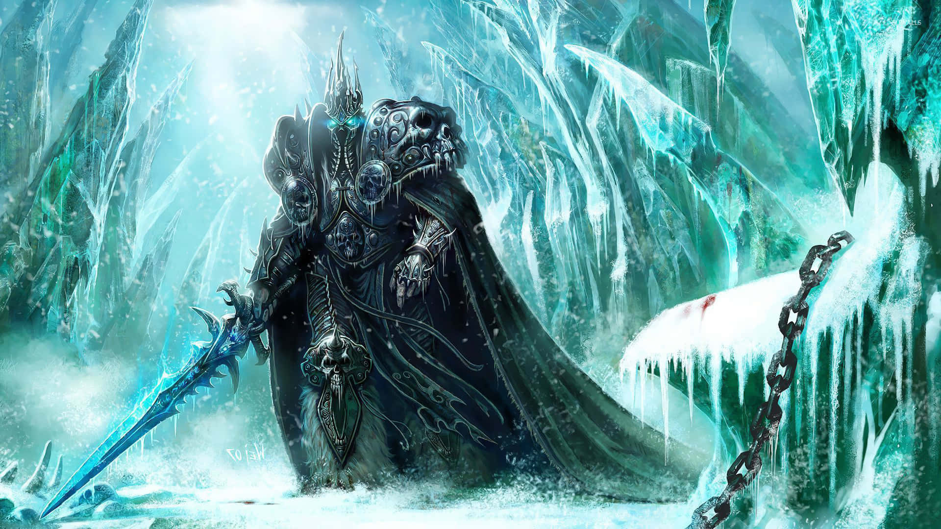 World Of Warcraft 1920x1080 桌布 壁紙 — 一個身穿暗色盔甲、眼睛發光的人物，在冰霜洞穴中高聳的冰柱和冰凍鎖鏈之間揮舞著一把藍色劍。