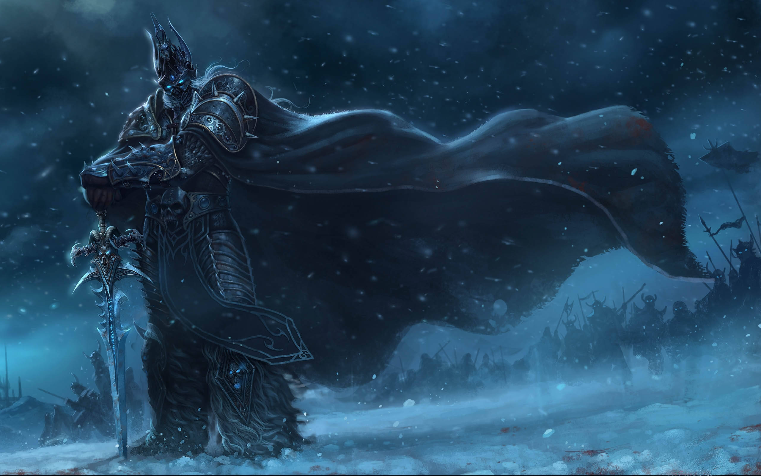 Lich 桌布 壁紙 — 一個身穿暗色盔甲、眼睛發光的騎士站在雪地戰場上，手持劍，雪花在他周圍飄落。