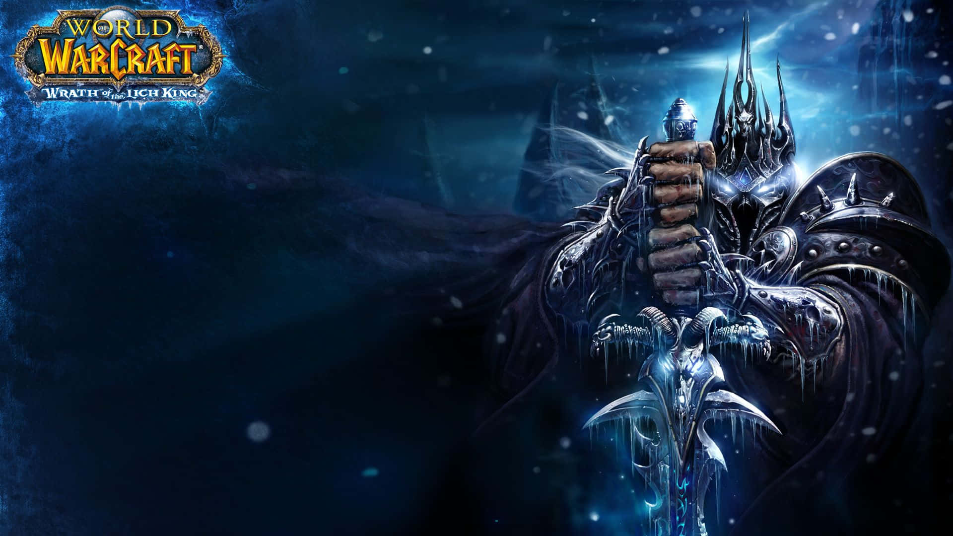 World Of Warcraft Races 桌布 壁紙 — 一個身穿暗色盔甲、頭戴尖刺頭盔、手持發光劍的人物，站在風暴藍天下白雪皚皚的冰天雪地中。