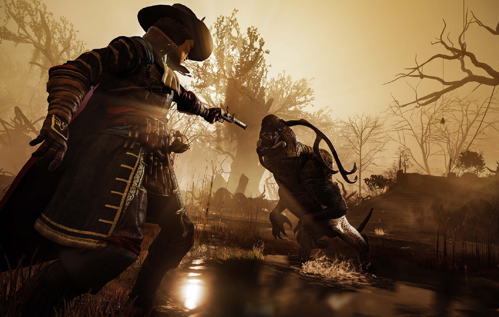 Greedfall 桌布 壁紙 — 一個身穿暗色盔甲的兜帽戰士在迷霧籠罩的金色森林中，拔出手槍對準一隻沼澤怪物。