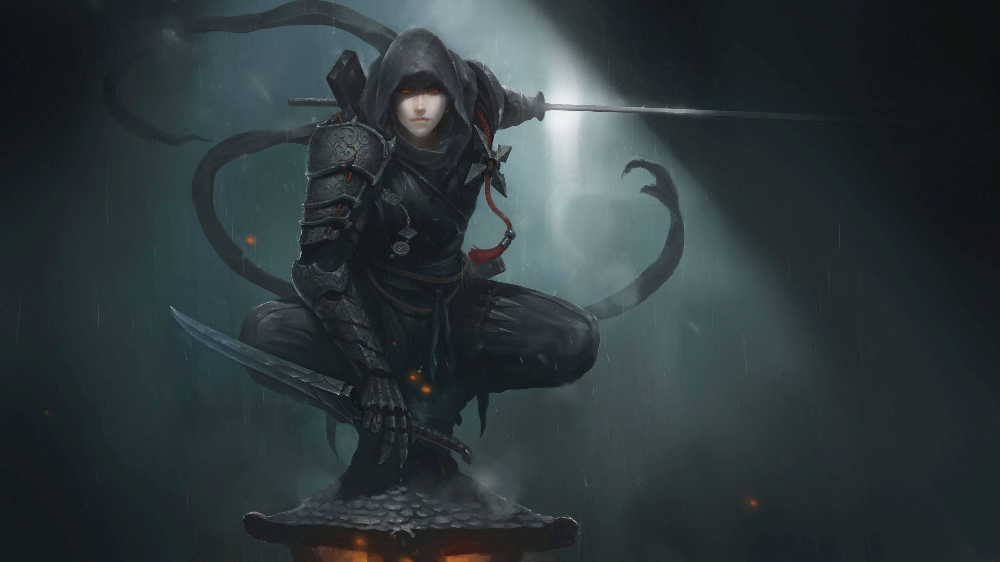 Goth 桌布 壁紙 — 一個身穿暗色盔甲的兜帽戰士蹲在石座上，在雨霧環境中於聚光燈下揮舞劍和匕首。