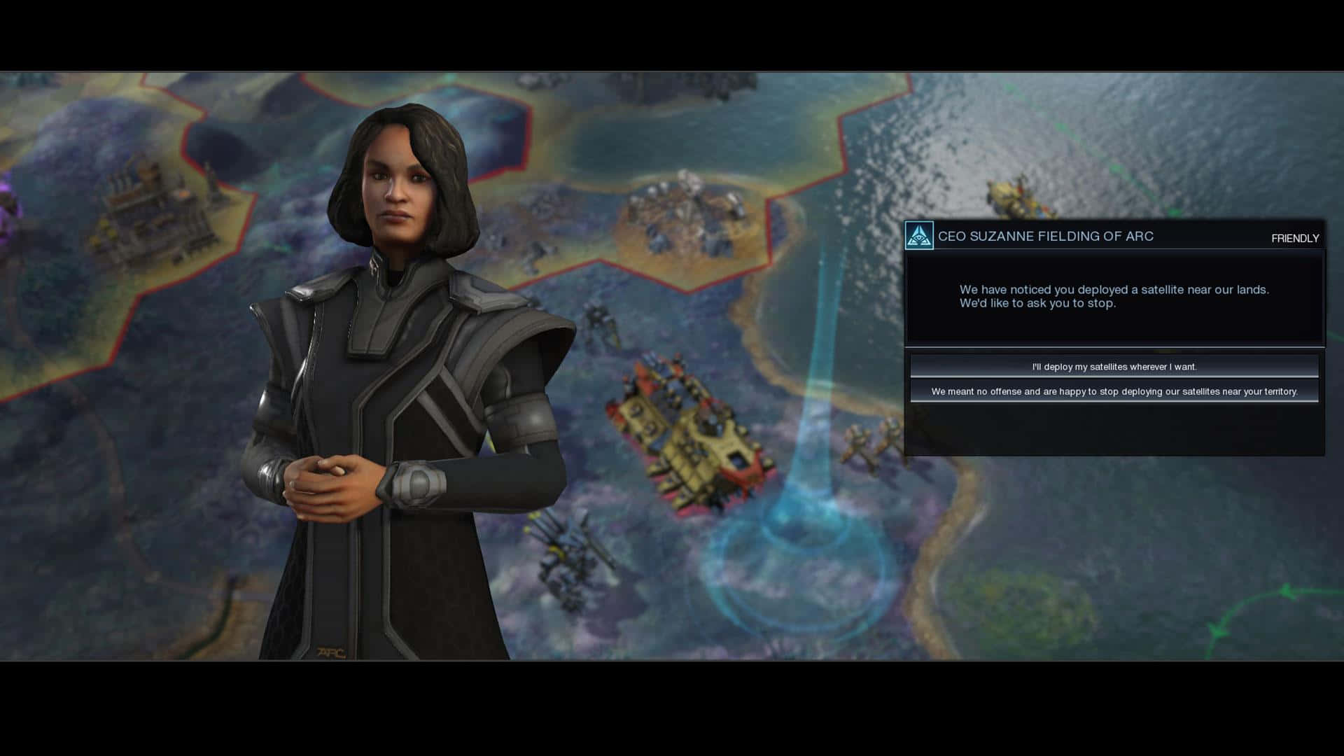 Civilization Beyond Earth 桌布 壁紙 — 一個身穿暗色盔甲的女性遊戲角色站在一個發光的戰術地圖前，地圖上有浮動的衛星單位和對話框。