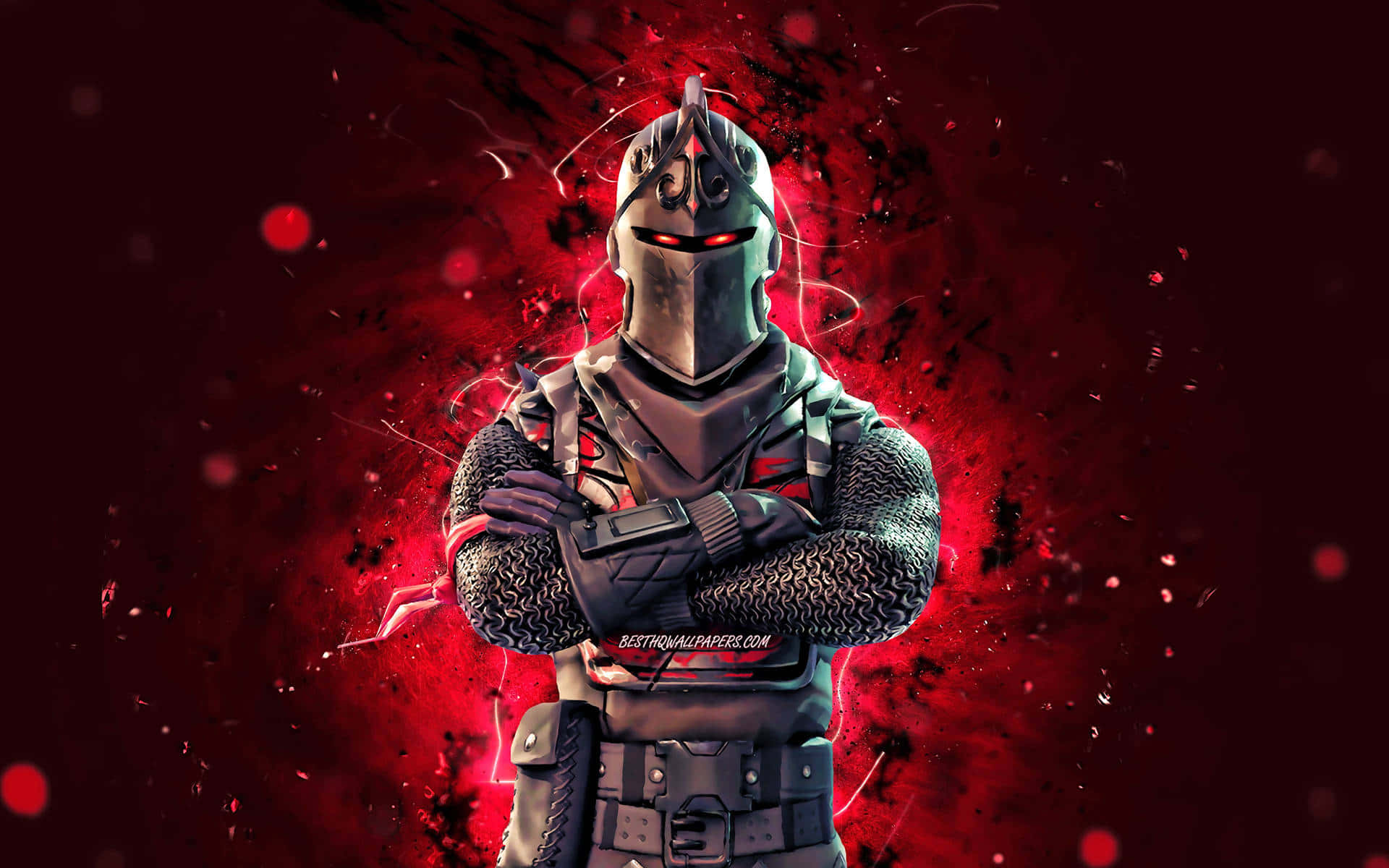Red Gaming 桌布 壁紙 — 一個身穿暗色盔甲的威脅騎士，在熾熱的紅色背景前交叉雙臂，眼睛發光並帶有電火花。