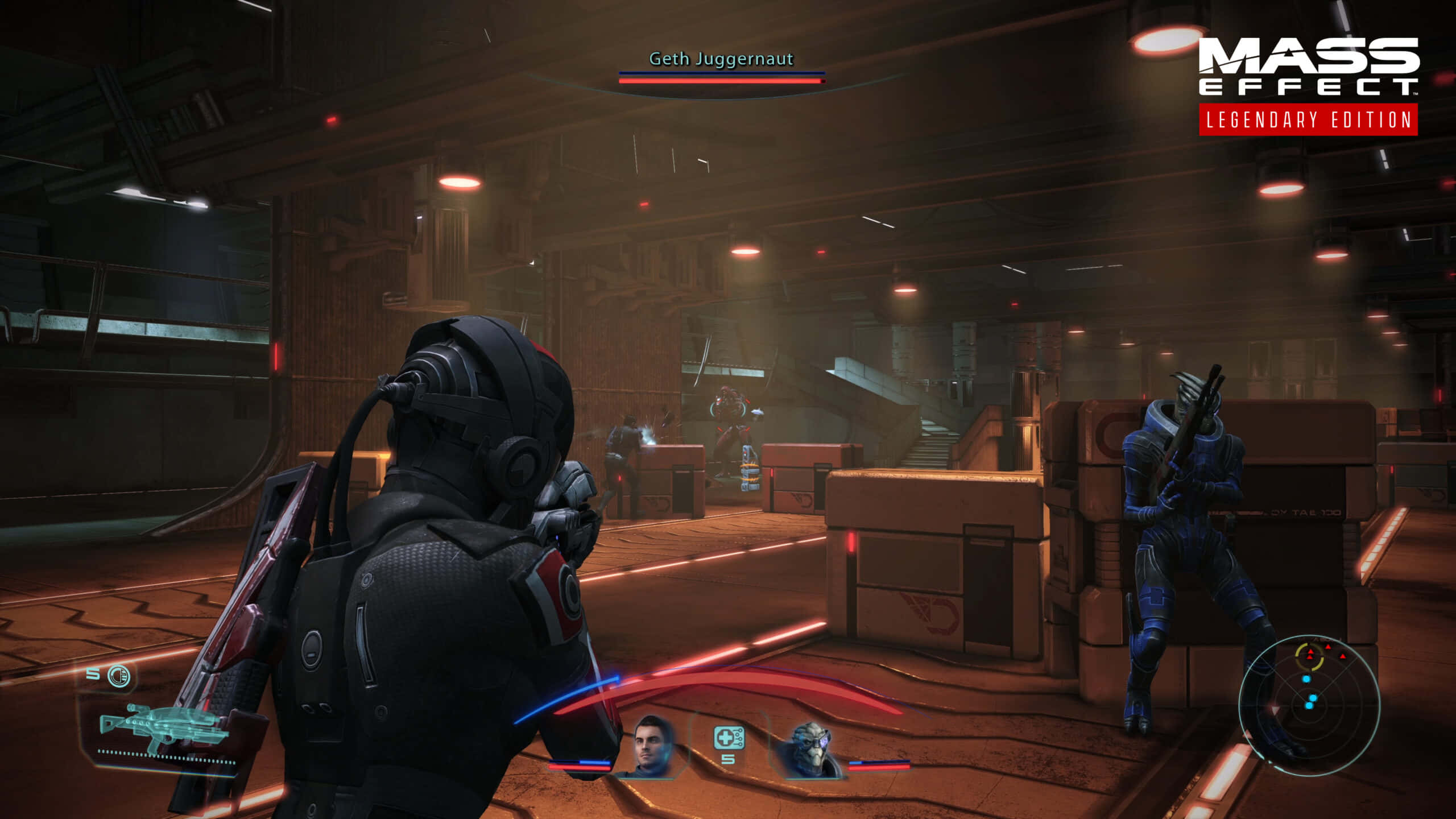 Mass Effect Legendary Edition 桌布 壁紙 — 一個身穿暗色盔甲的玩家角色在昏暗的未來工業走廊中，用發光的武器瞄準一個藍色盔甲的Geth Juggernaut。