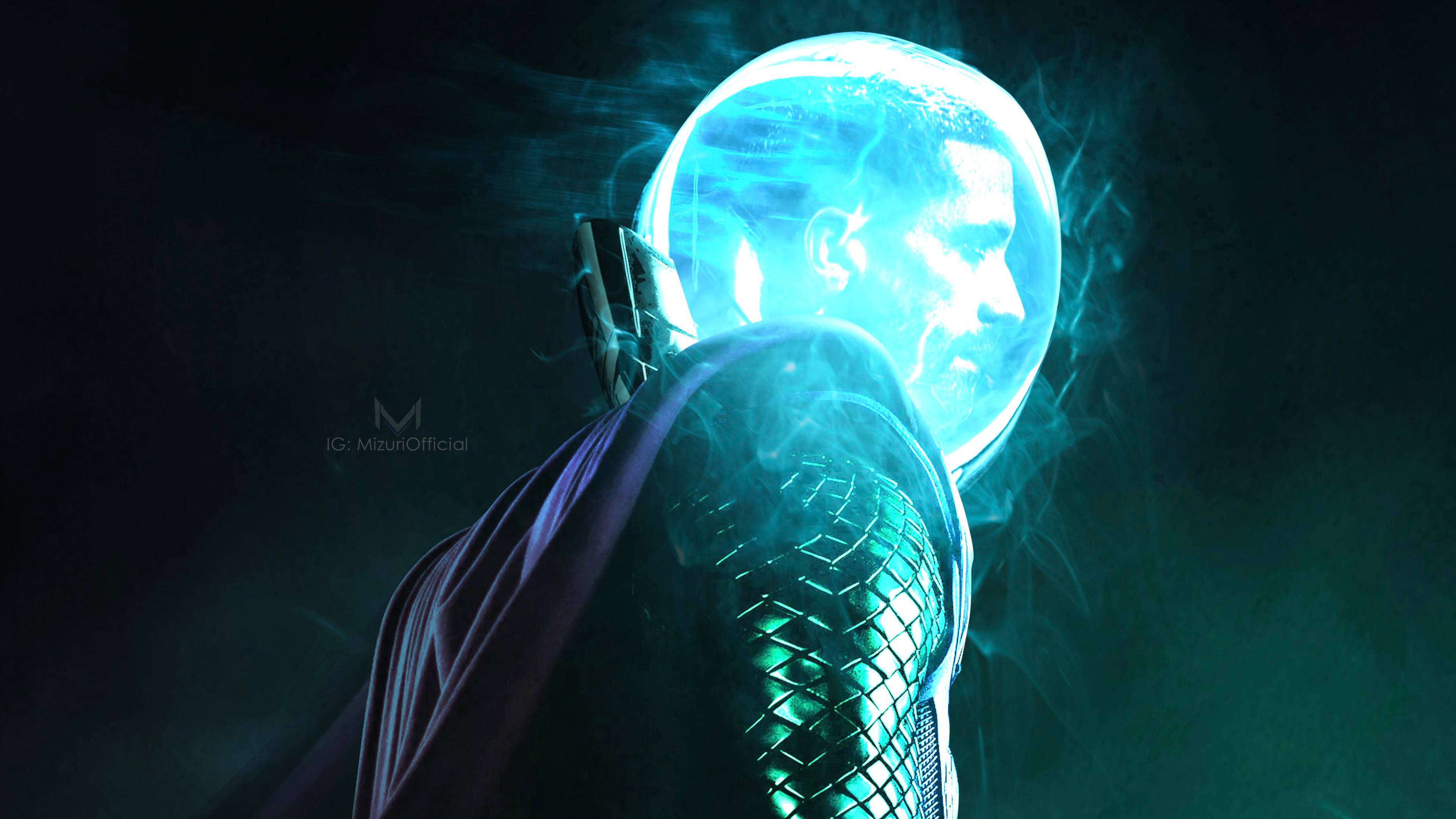 Mysterio 桌布 壁紙 — 一個身穿暗色盔甲的神秘人物，手持一個發光的藍色球體，球體內含一個幽靈般的面孔，背景是煙霧瀰漫的黑暗。