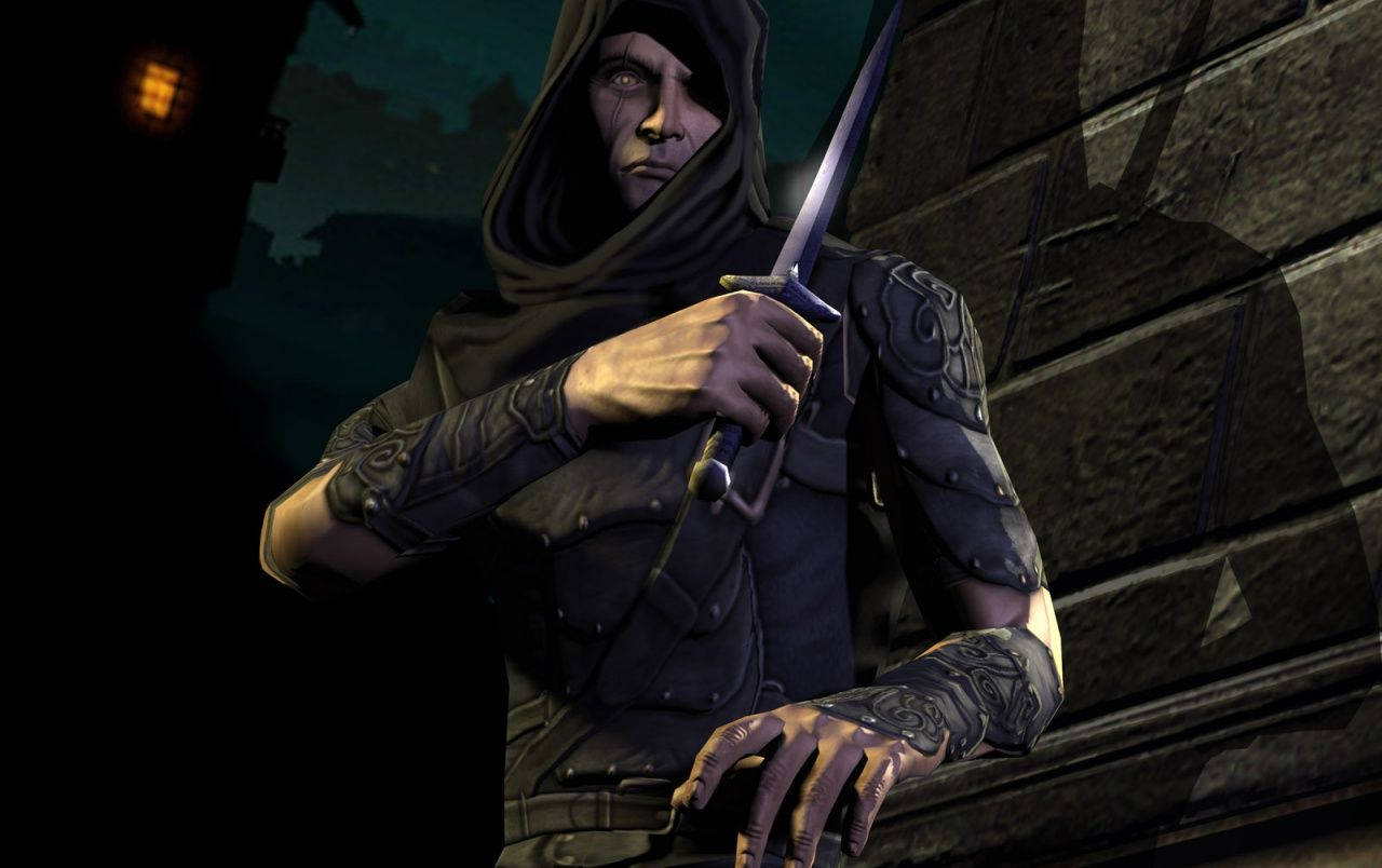 Thief 桌布 壁紙 — 一個身穿暗色盔甲的蒙面刺客，在昏暗的燈光下，握著匕首靠著陰暗的石牆。