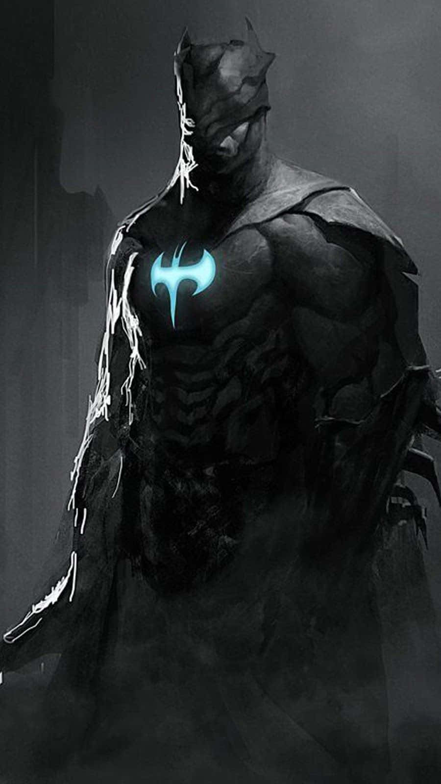 Batman Aesthetic 桌布 壁紙 — 一個身穿暗色盔甲的蝙蝠俠，胸前有發光的藍色標誌，站在陰影迷霧中，白色裂紋在他的戰衣上蔓延。