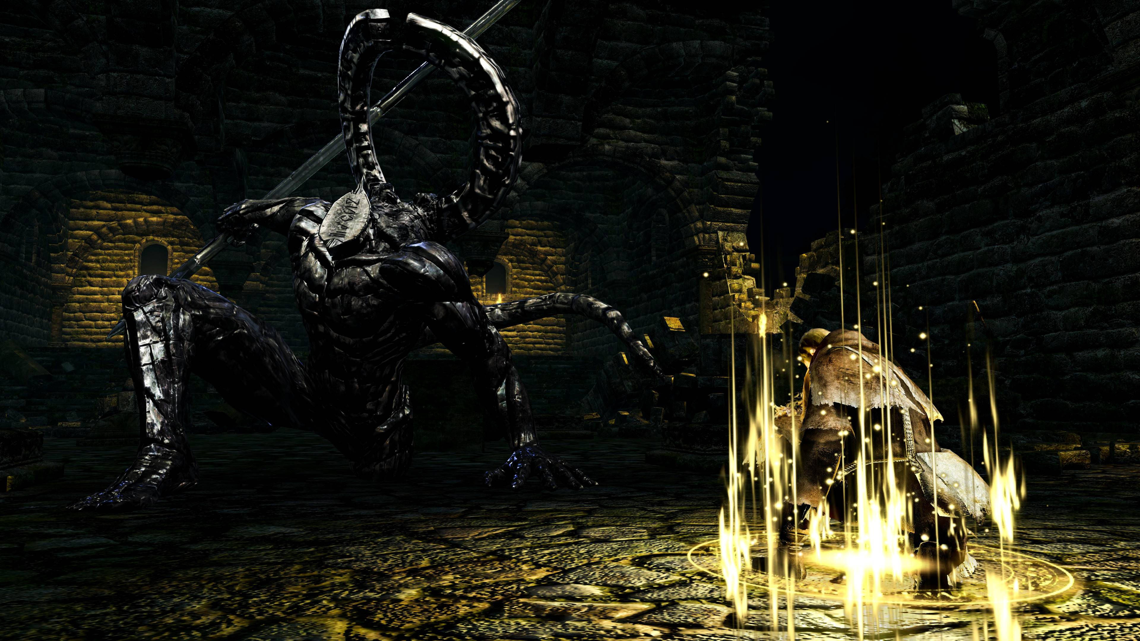 dark souls 4K 桌布 壁紙 — 一個身穿暗色鎧甲的惡魔手持彎刀，在石造地牢中面對一個發光的金色生物。