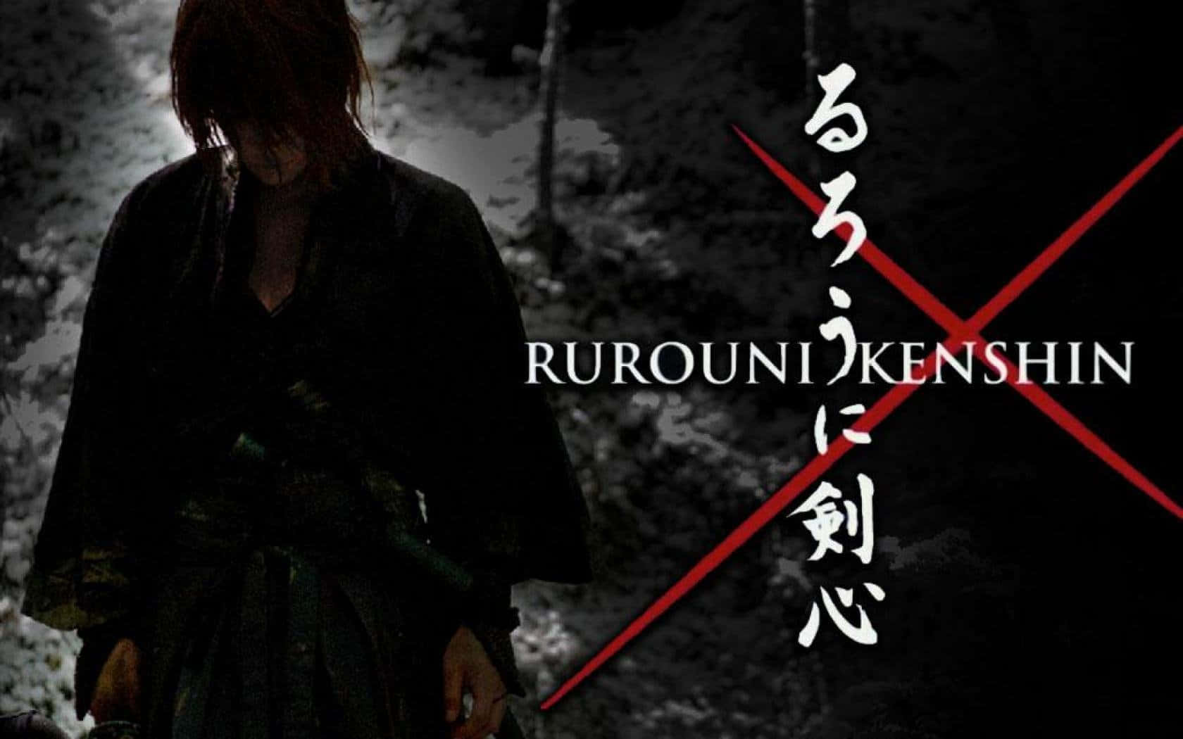 Samurai Movies 桌布 壁紙 — 一個身穿暗色長袍的影子武士站在迷霧森林中，紅色交叉線和日文字幕疊加在場景上。