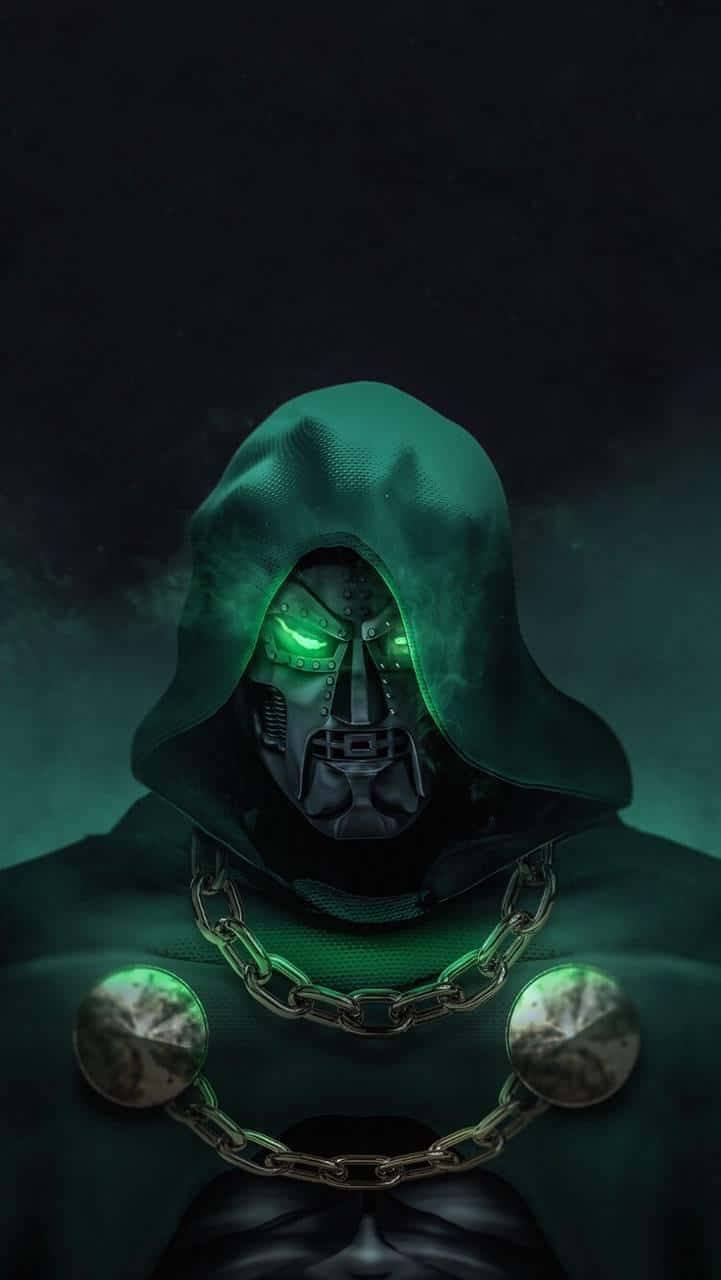 Doctor Doom 桌布 壁紙 — 一個身穿深綠色連帽長袍、擁有發光綠色眼睛和金屬面具的威脅性人物，在煙霧繚繞的背景中凝視著。